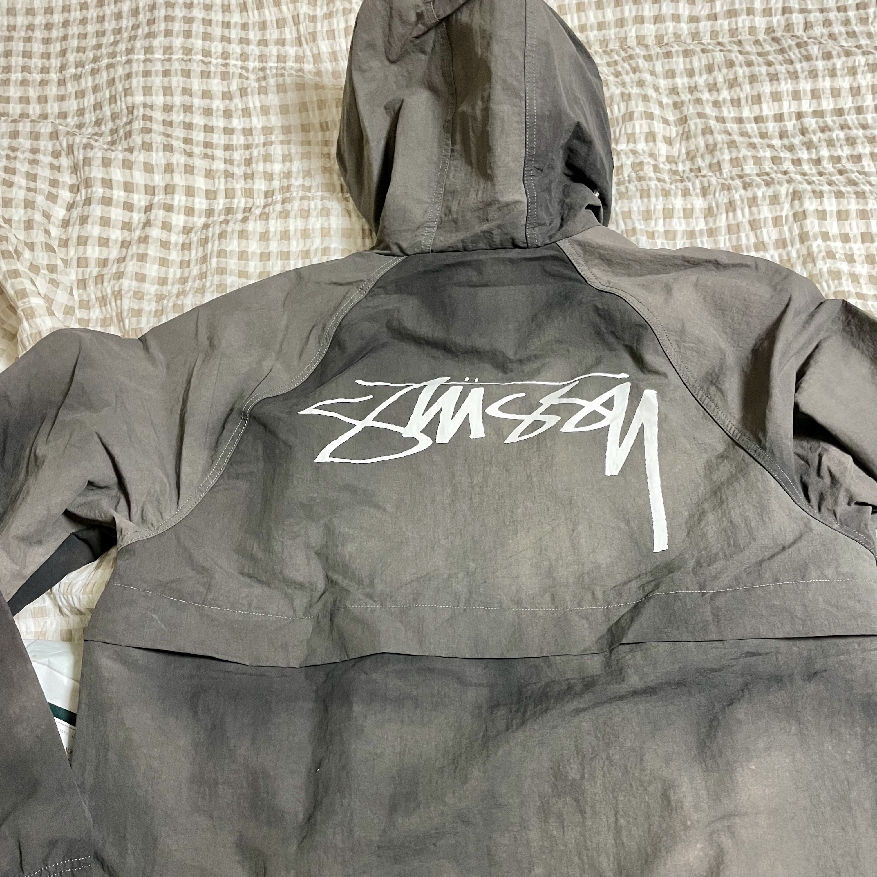 Stussy Wave Dye Beach Shell Jacket Black 착용 스타일 - 2