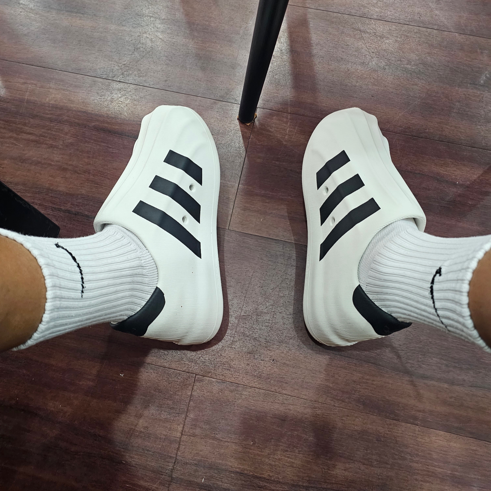 Adidas Adifom Superstar Core White, Found Pocket Side B Camp Cap Black 착용 스타일 - 1