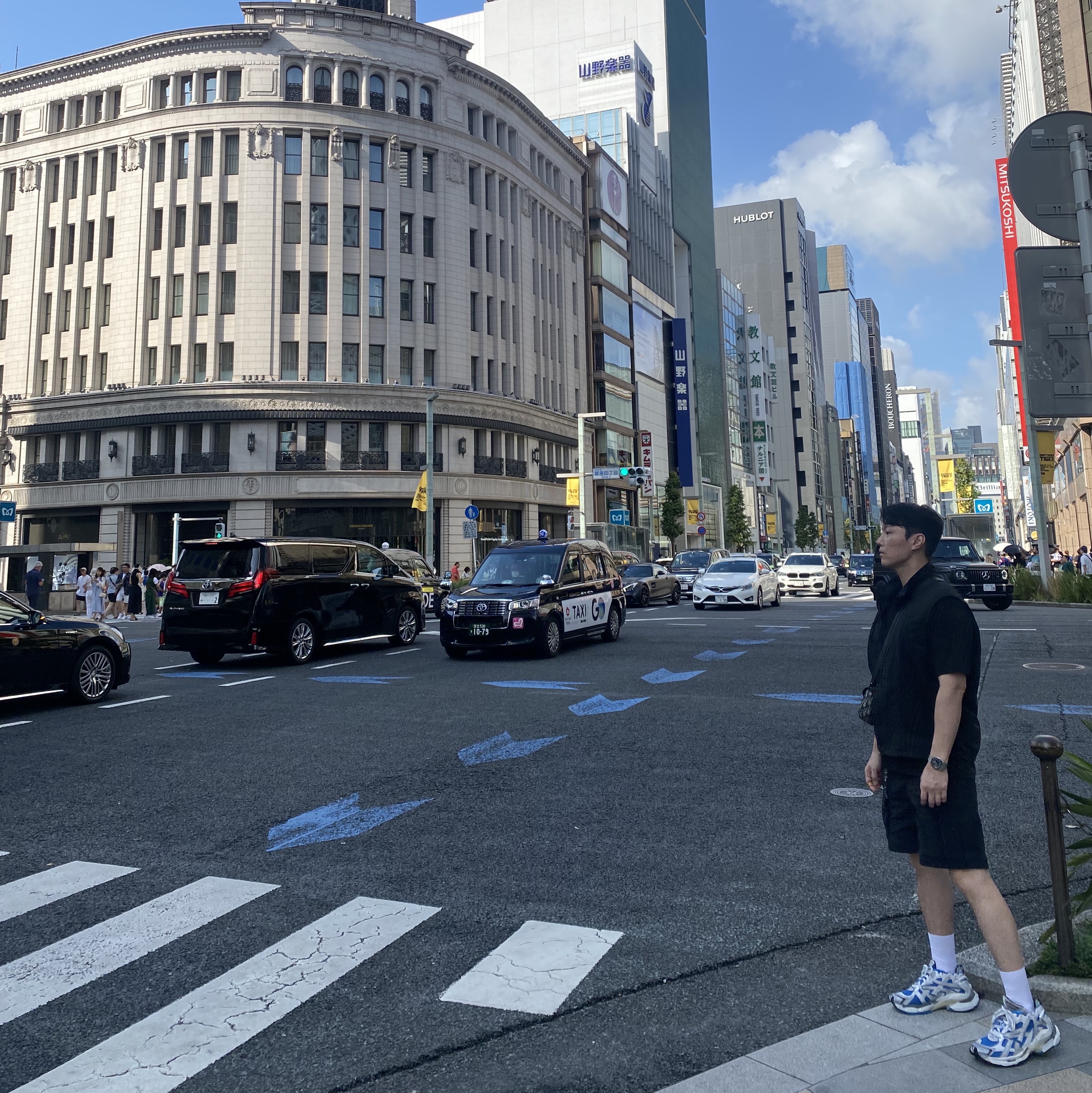 Dior Saddle Pouch with Strap Grained Calfskin Beige & Black Dior Oblique Jacquard Black, Balenciaga Runner Sneakers Blue White 착용 스타일