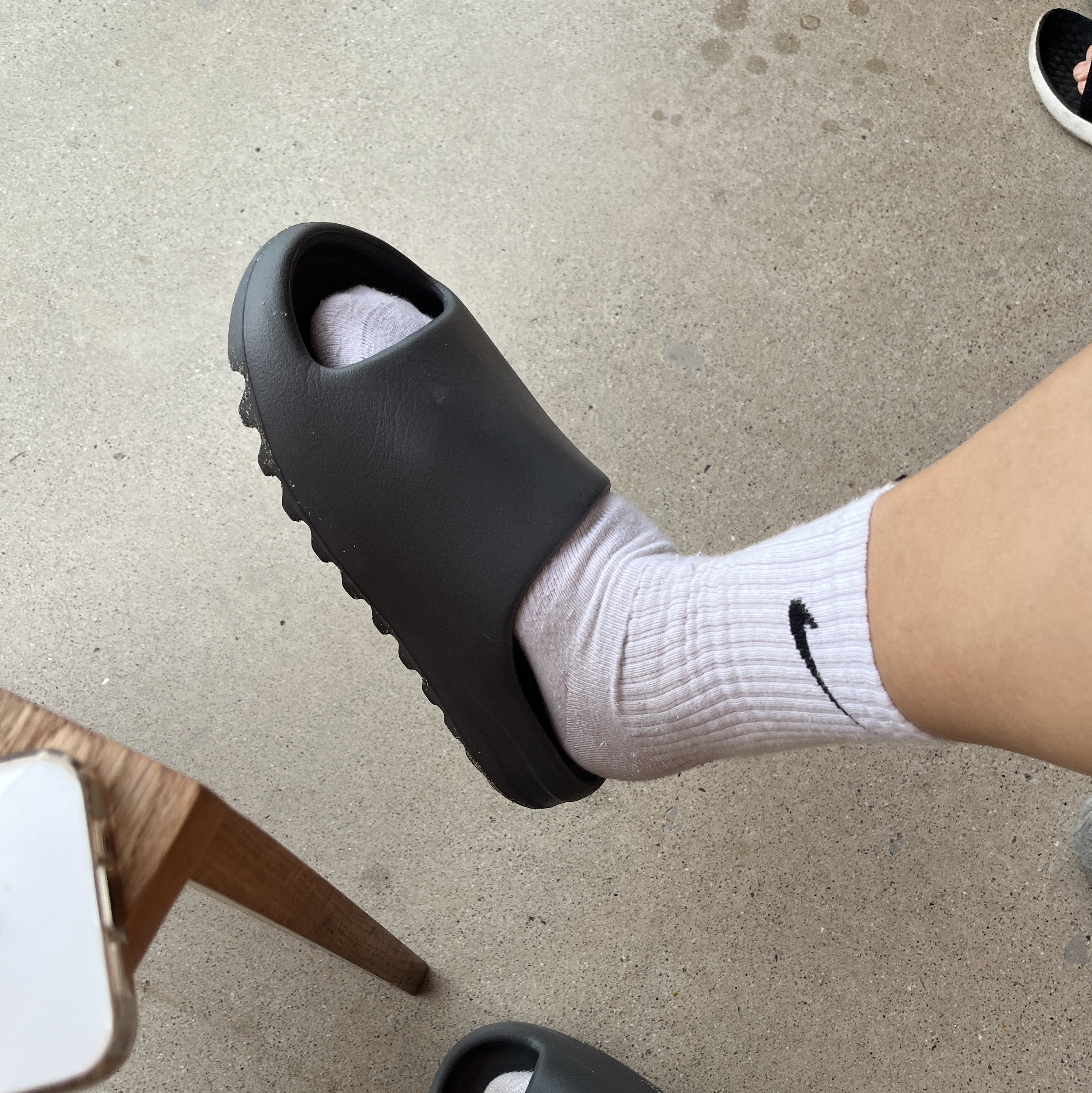 Adidas Yeezy Slide Slate Grey 착용 스타일 - 3