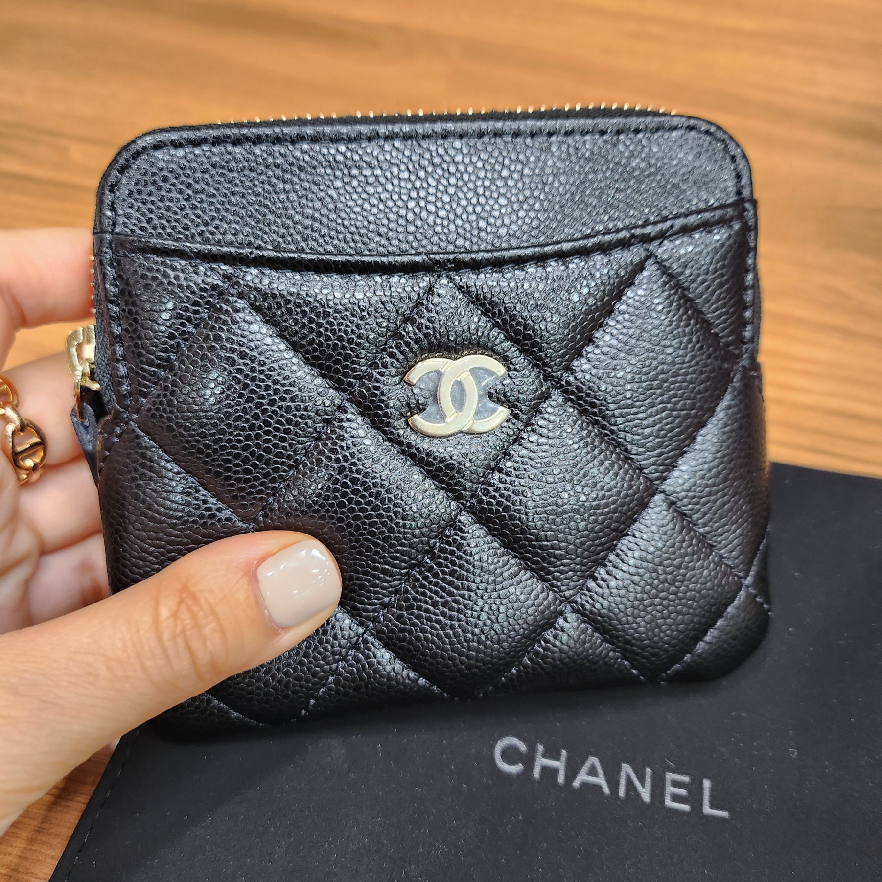 Chanel Classic Zipped Coin Card Holder Grained Shiny Calfskin & Gold Black 착용 스타일