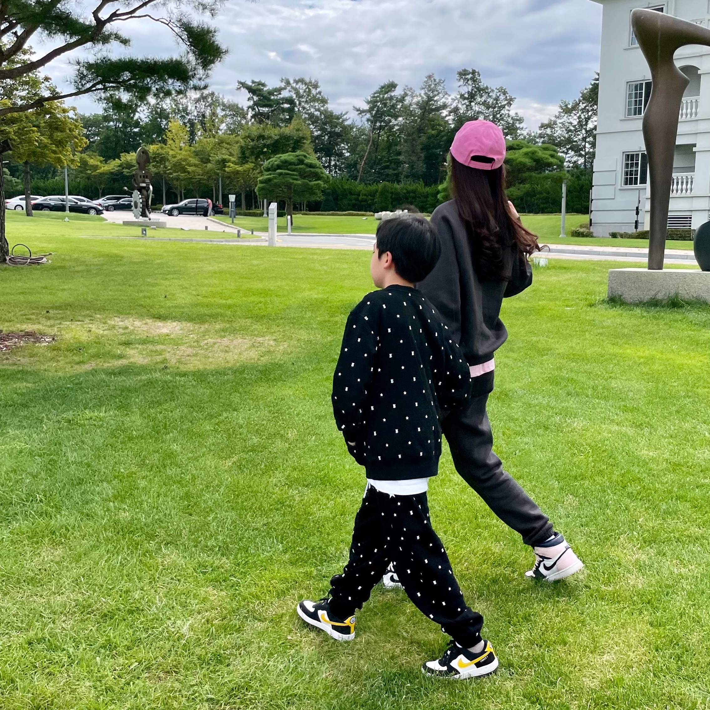 (Kids) Essentials 1977 Relaxed Sweatpants Iron - 22SS, (Kids) Essentials 1977 Crewneck Sweatshirt Iron - 22SS 착용 스타일