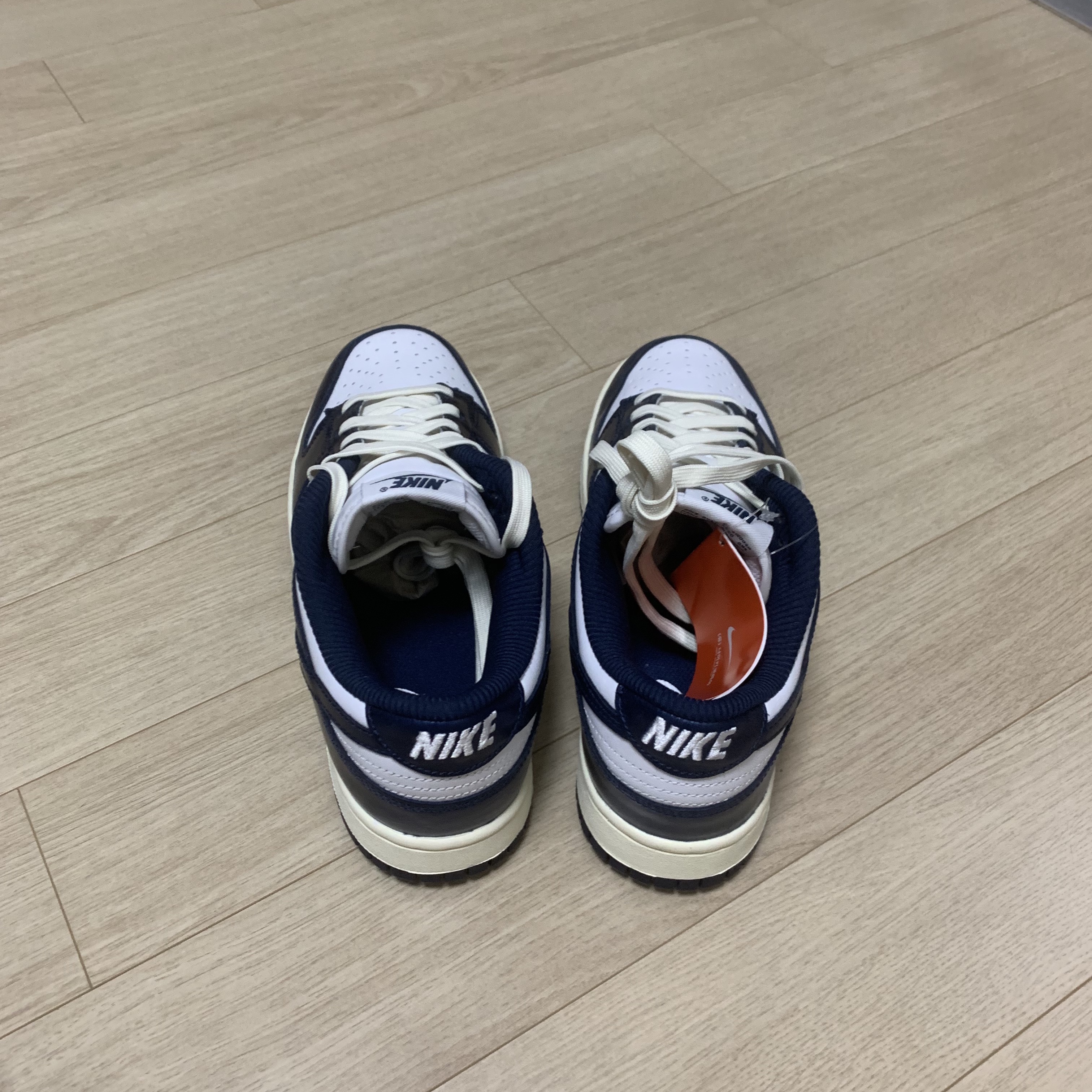 (W) Nike Dunk Low PRM Midnight Navy and White 착용 스타일 - 4