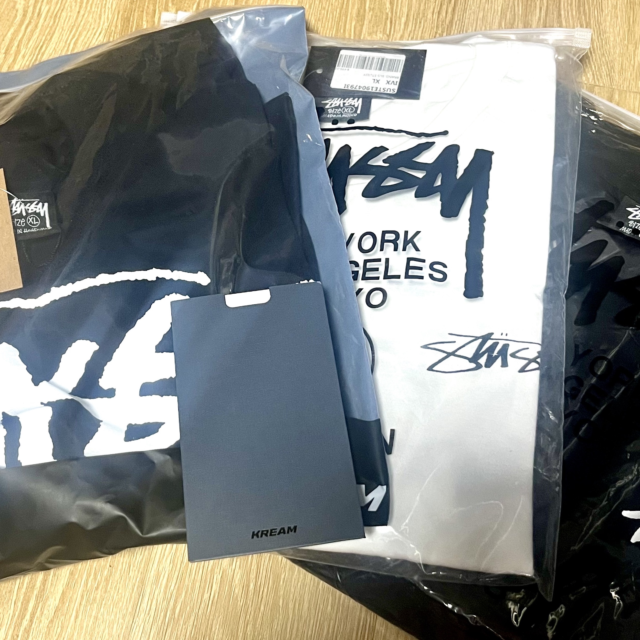 Stussy World Tour T-Shirt Black 2023, Stussy Reflection T-Shirt White 착용 스타일 - 1