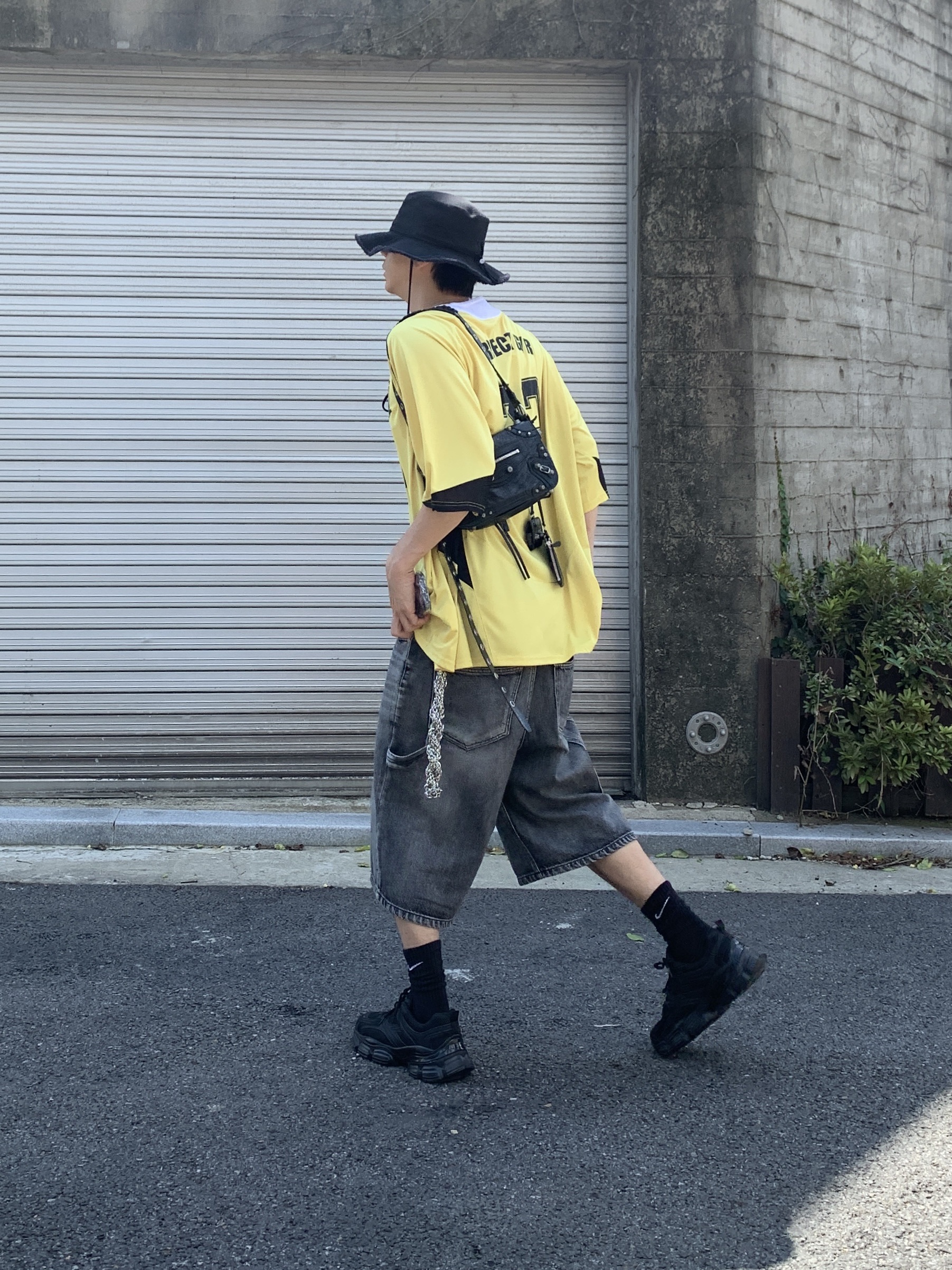 Jacquemus Le Bob Artichaut Bucket Hat Black, Project G/R Oversized Football Jersey Yellow 착용 스타일 - 2