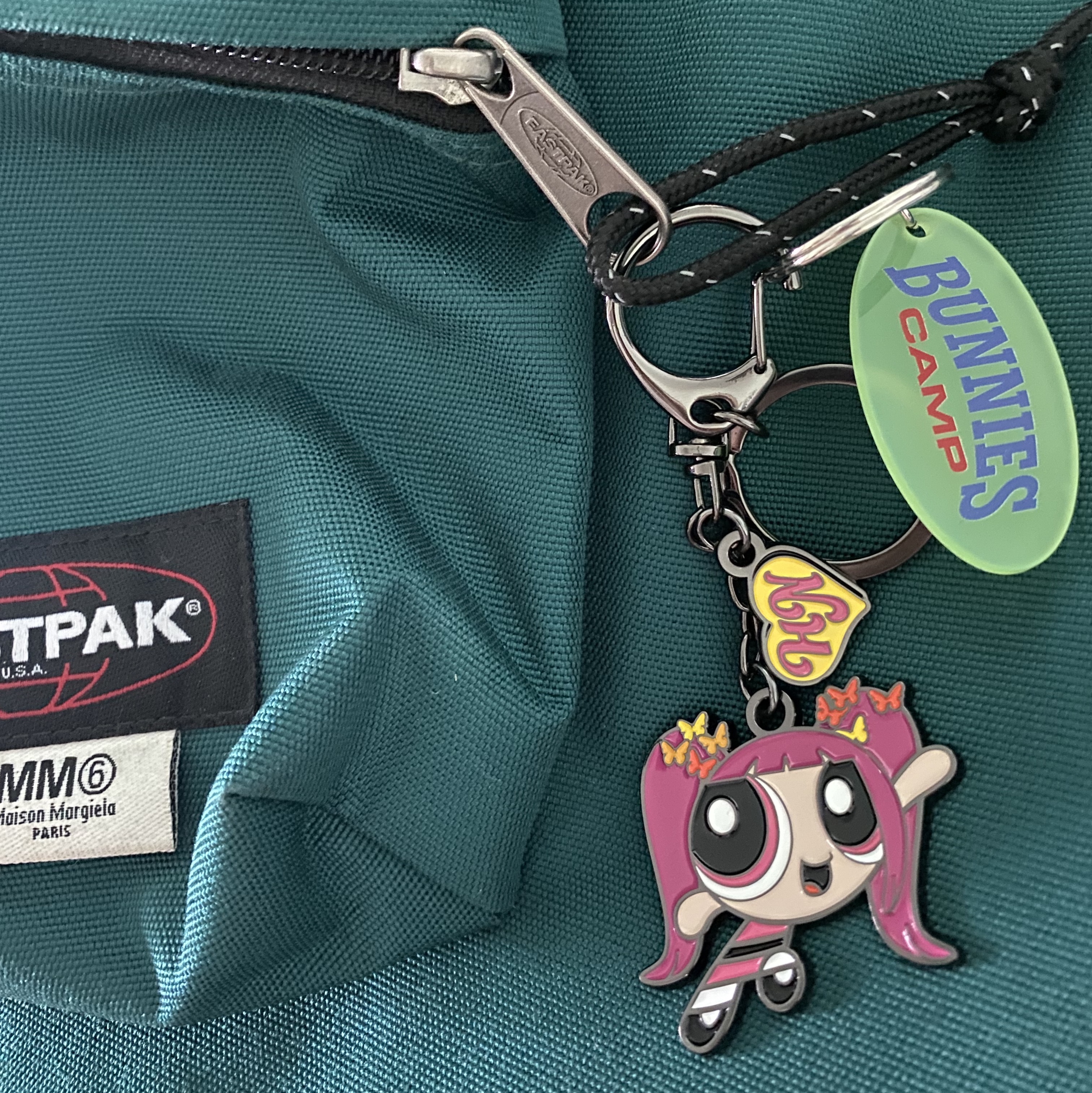 NewJeans x The Powerpuff Girls Metal Keyring Hanni, NewJeans Bunnies Camp Keyring Yellow 착용 스타일 - 1