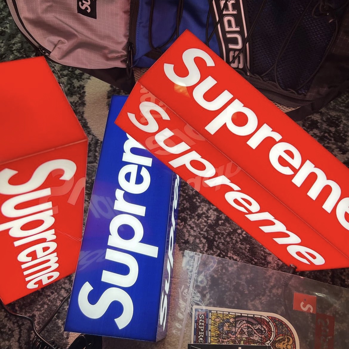 Supreme Box Logo Lamp Red - 23FW, Supreme Box Logo Lamp Blue - 23FW 착용 스타일 - 1