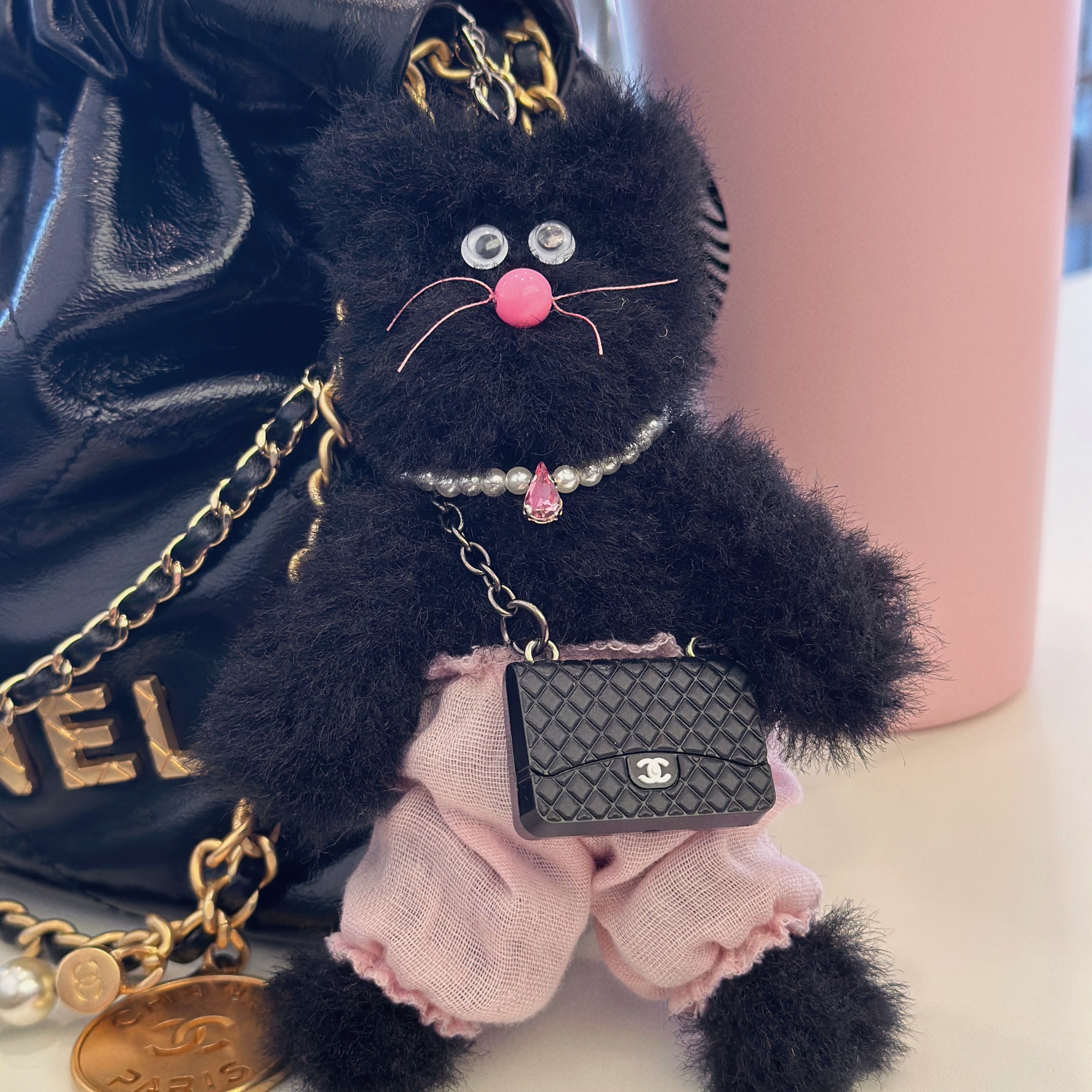 Monamhee Bred Keyring with Pink Pants Brown 착용 스타일