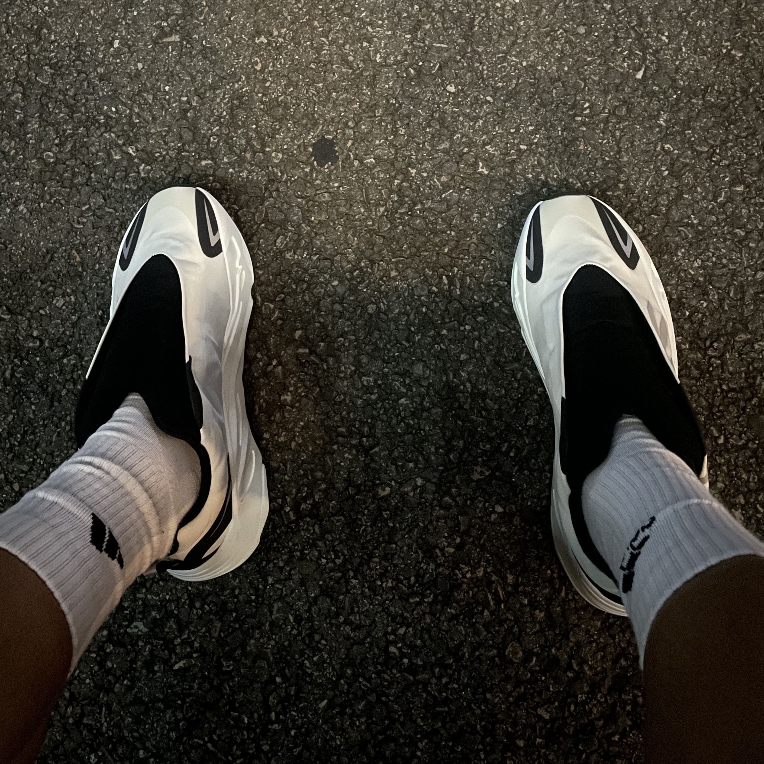 Adidas Yeezy Boost 700 MNVN Analog 착용 스타일