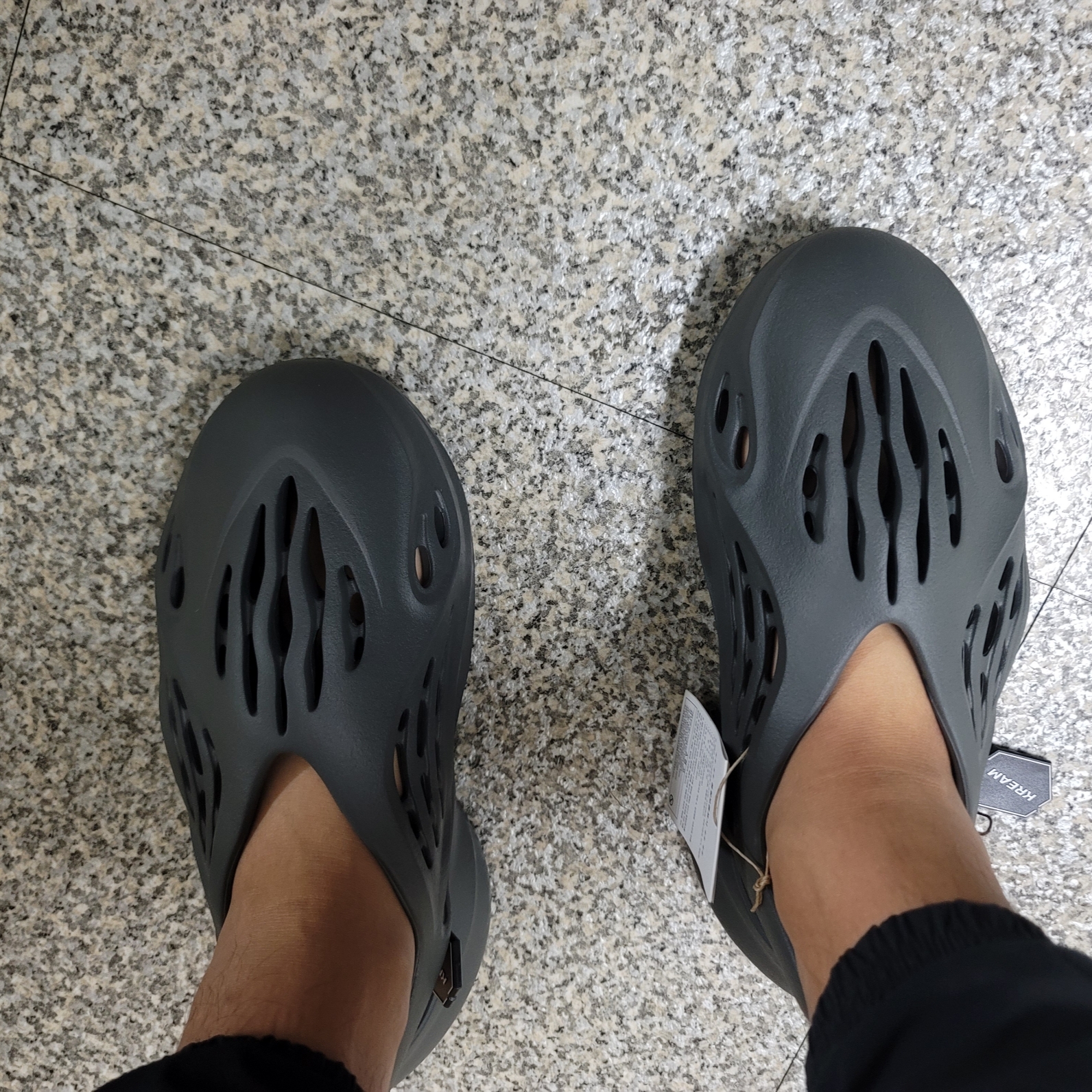 Adidas Yeezy Foam RNNR Carbon 착용 스타일 - 1