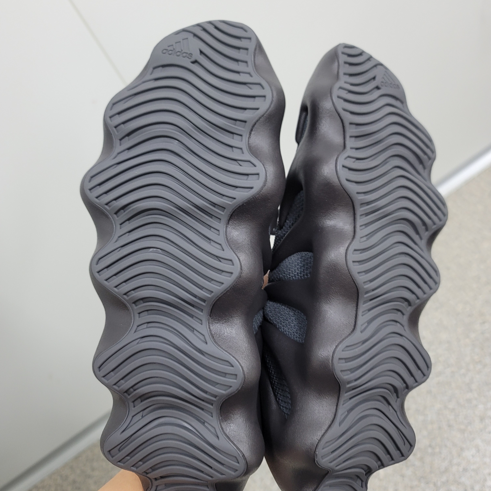 Adidas Yeezy 450 Utility Black 착용 스타일 - 3