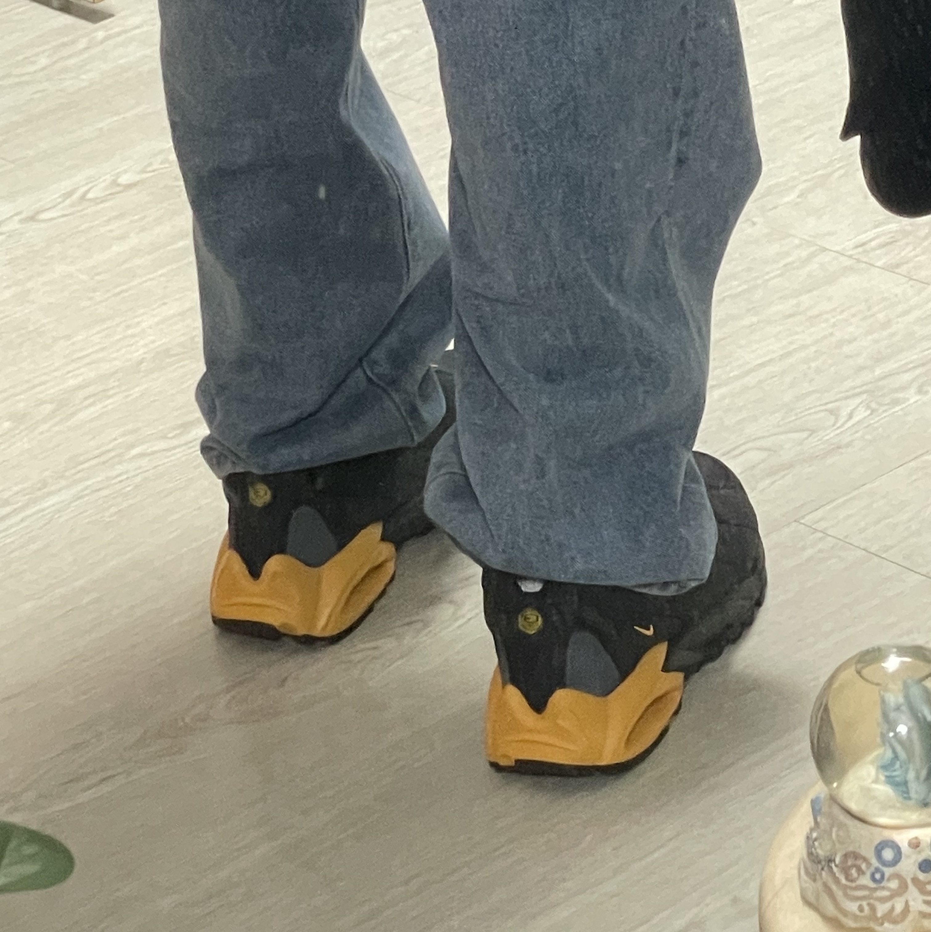 Nike x Drake Nocta Hot Step Air Terra Black and Yellow 착용 스타일 - 2