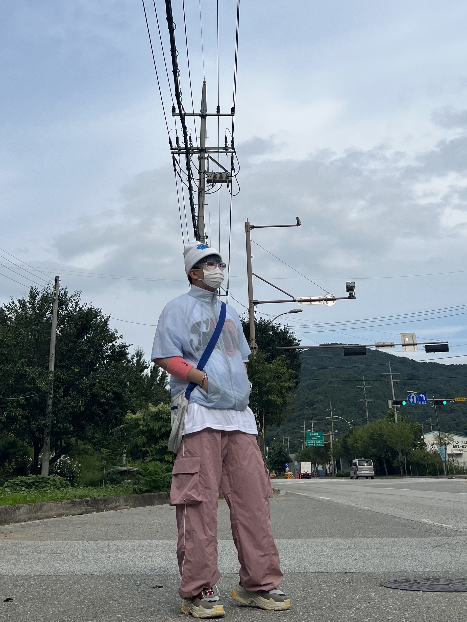 Balenciaga Triple S Grey Red Blue 2018 Reissue, Supreme Small Messenger Bag Silver - 22SS 착용 스타일 - 2