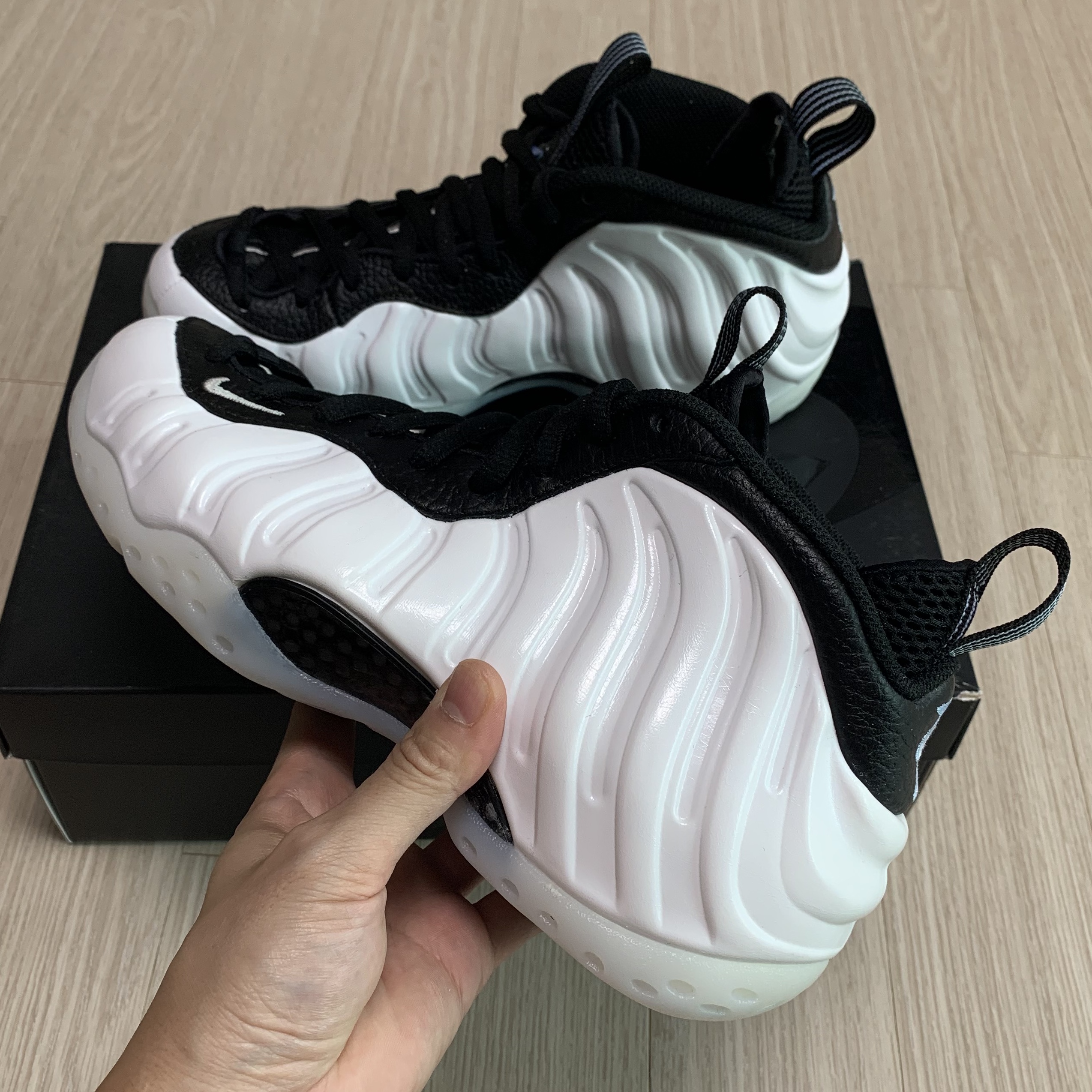 Nike Air Foamposite One White and Black 착용 스타일 - 4