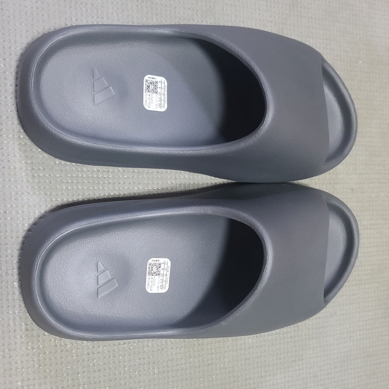 Adidas Yeezy Slide Granite 착용 스타일 - 1