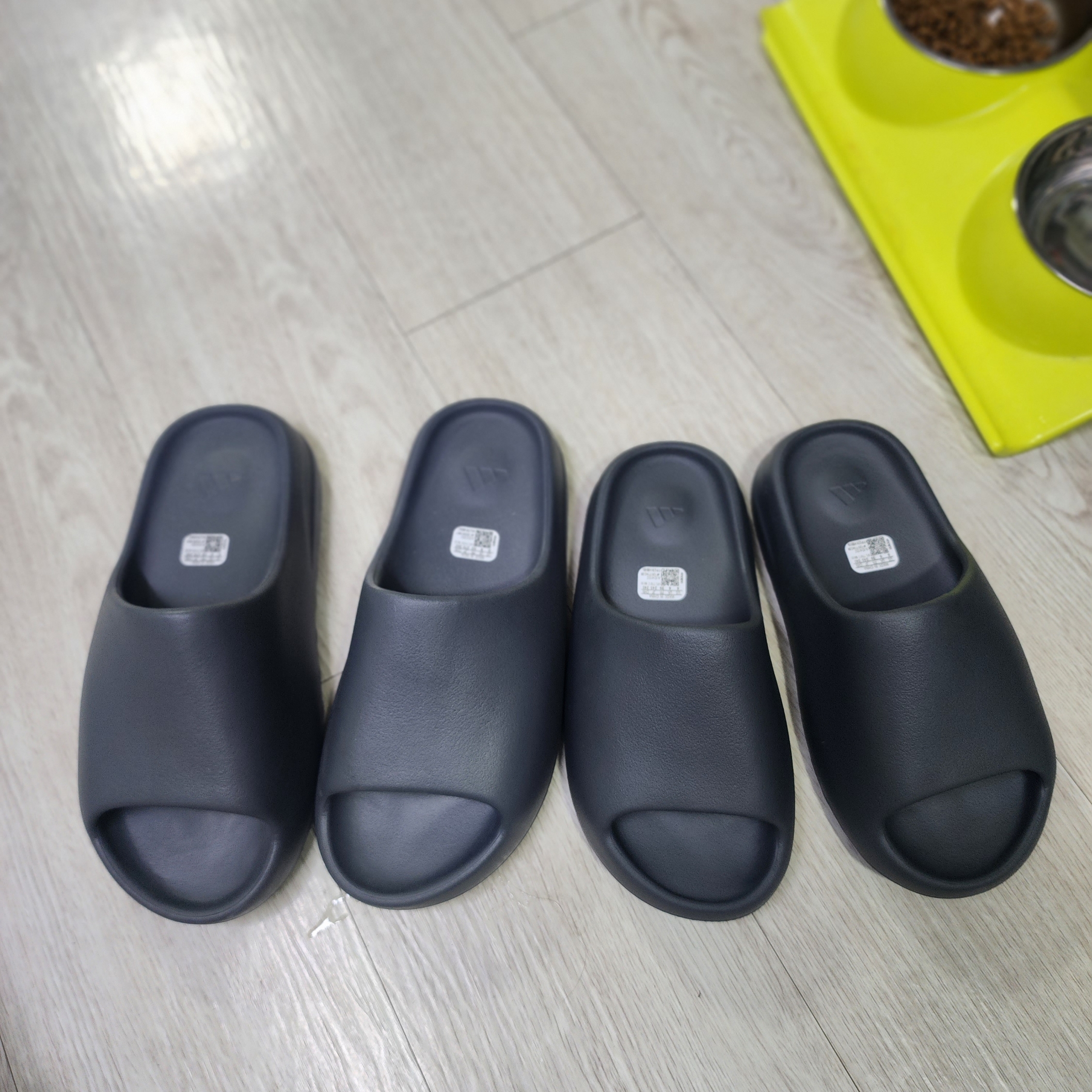 Adidas Yeezy Slide Slate Grey, Adidas Yeezy Slide Granite 착용 스타일 - 5