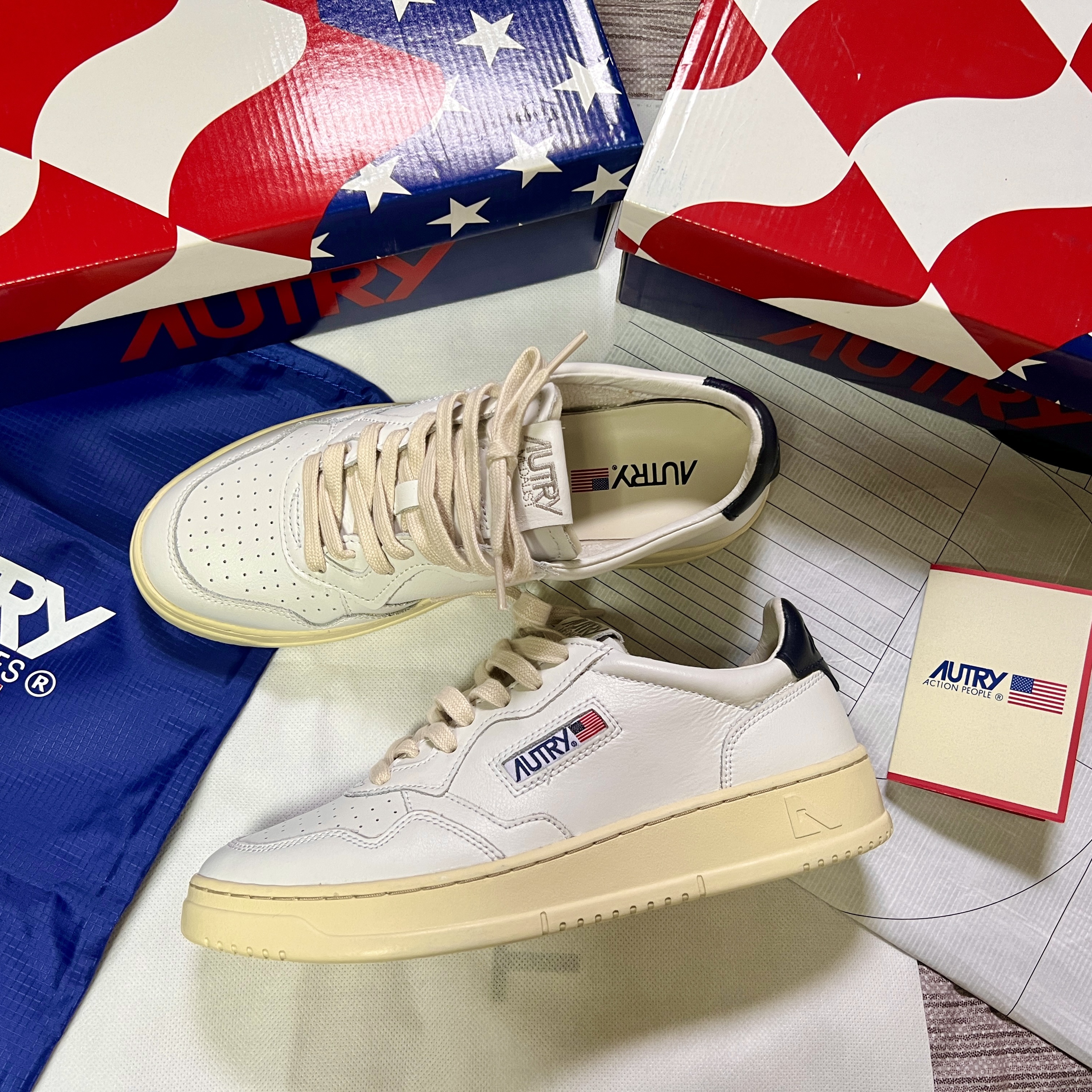 Autry Medalist Low Leather Sneakers White Blue 착용 스타일 - 1