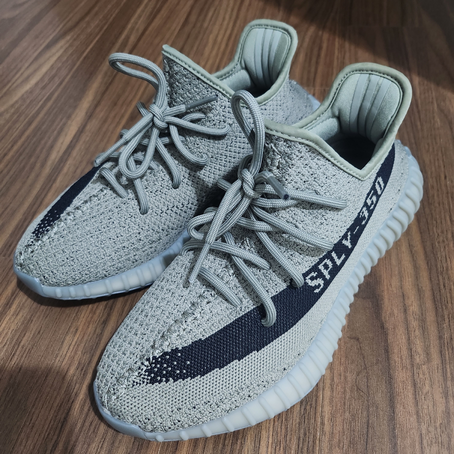 Adidas Yeezy Boost 350 V2 Granite Core Black 착용 스타일