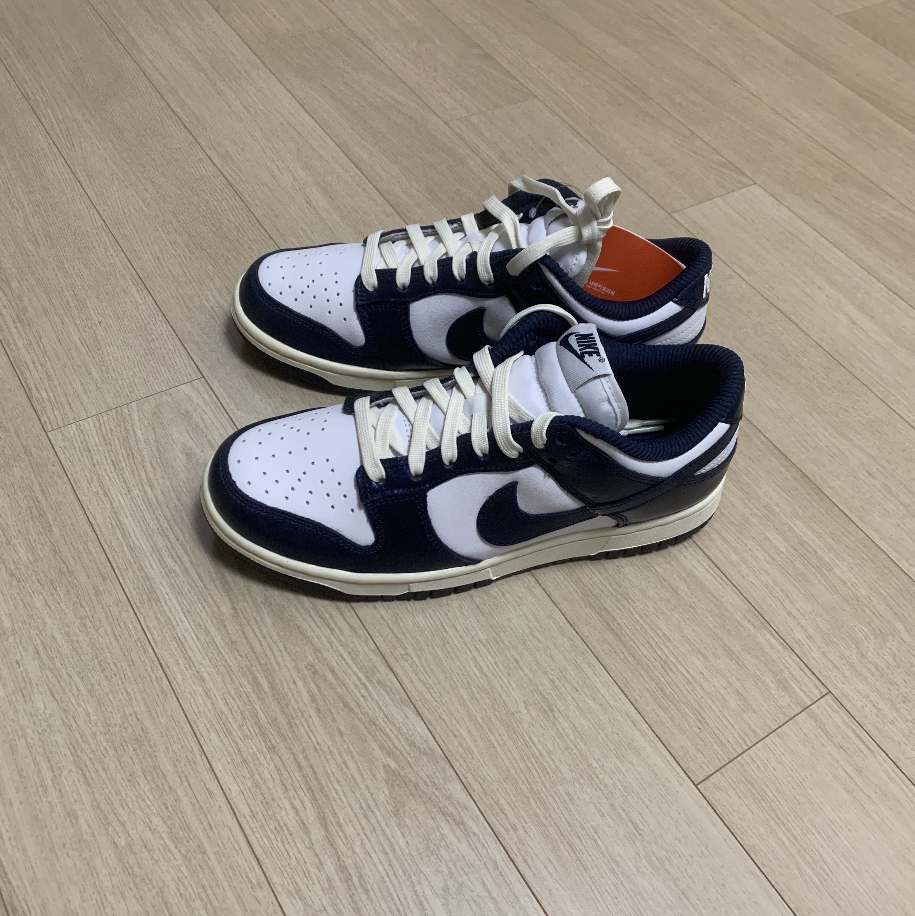 (W) Nike Dunk Low PRM Midnight Navy and White 착용 스타일 - 2