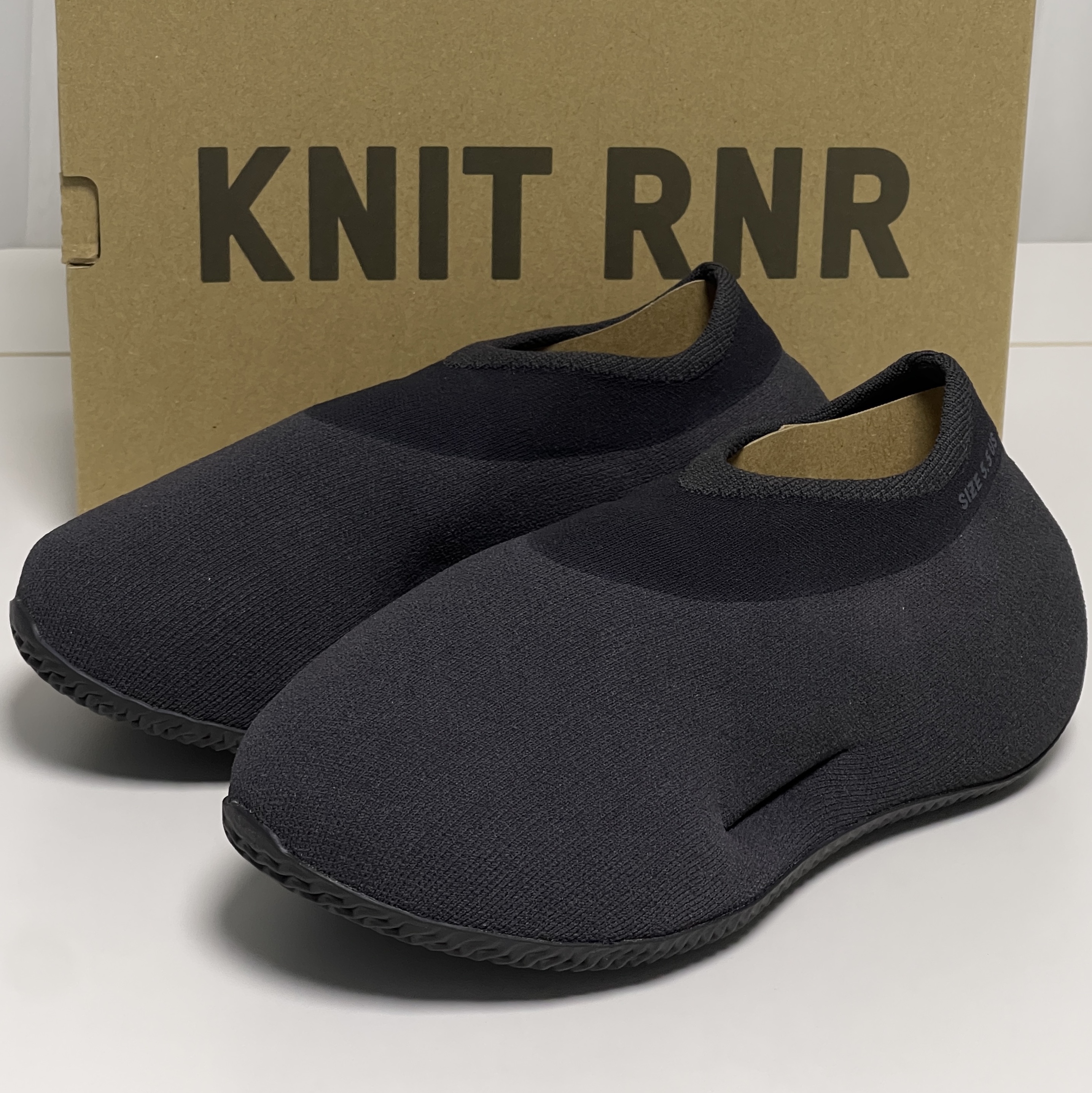 Adidas Yeezy Knit RNR Fade Onyx 착용 스타일 - 2