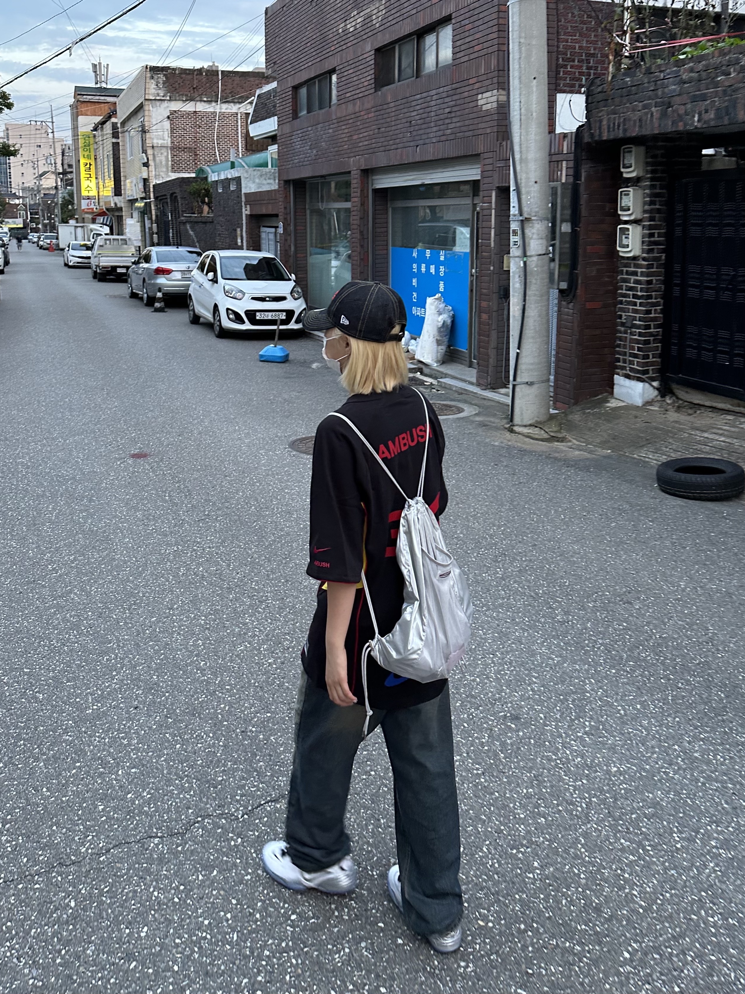 (W) Nike Air Adjust Force 2023 Vast Grey and Metallic Silver, Nike x Ambush Jersey Top Black - Asia 착용 스타일 - 4