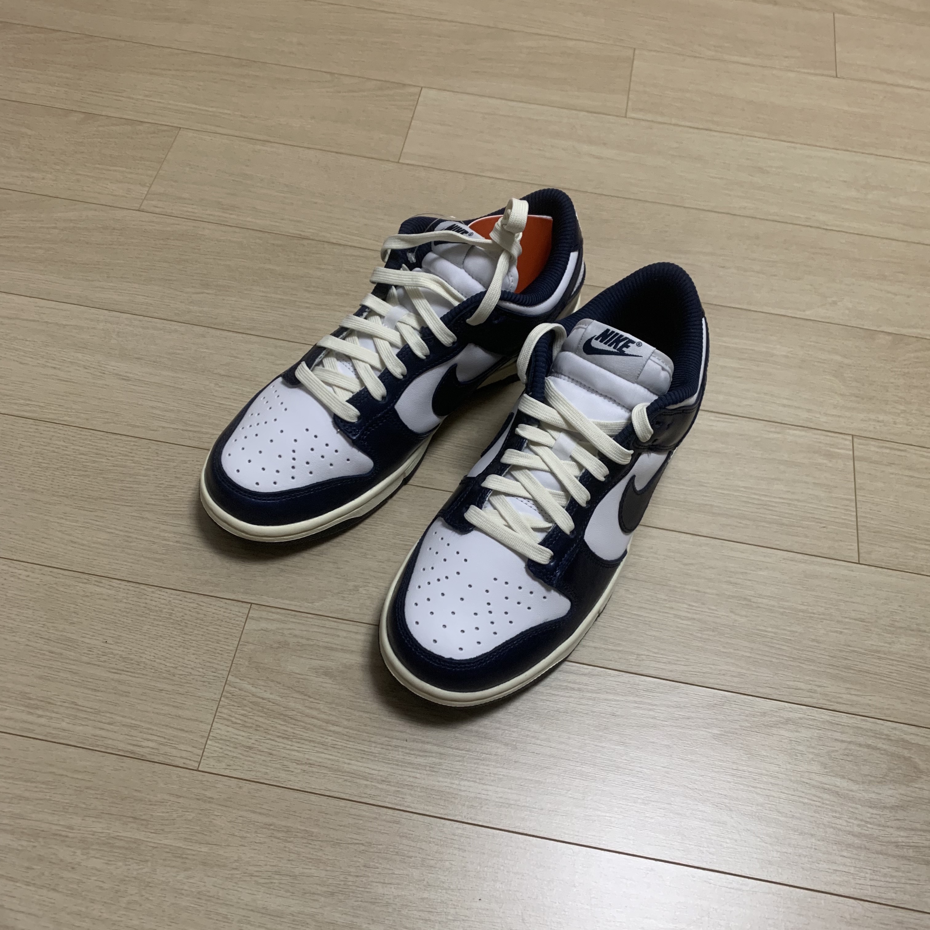 (W) Nike Dunk Low PRM Midnight Navy and White 착용 스타일 - 1