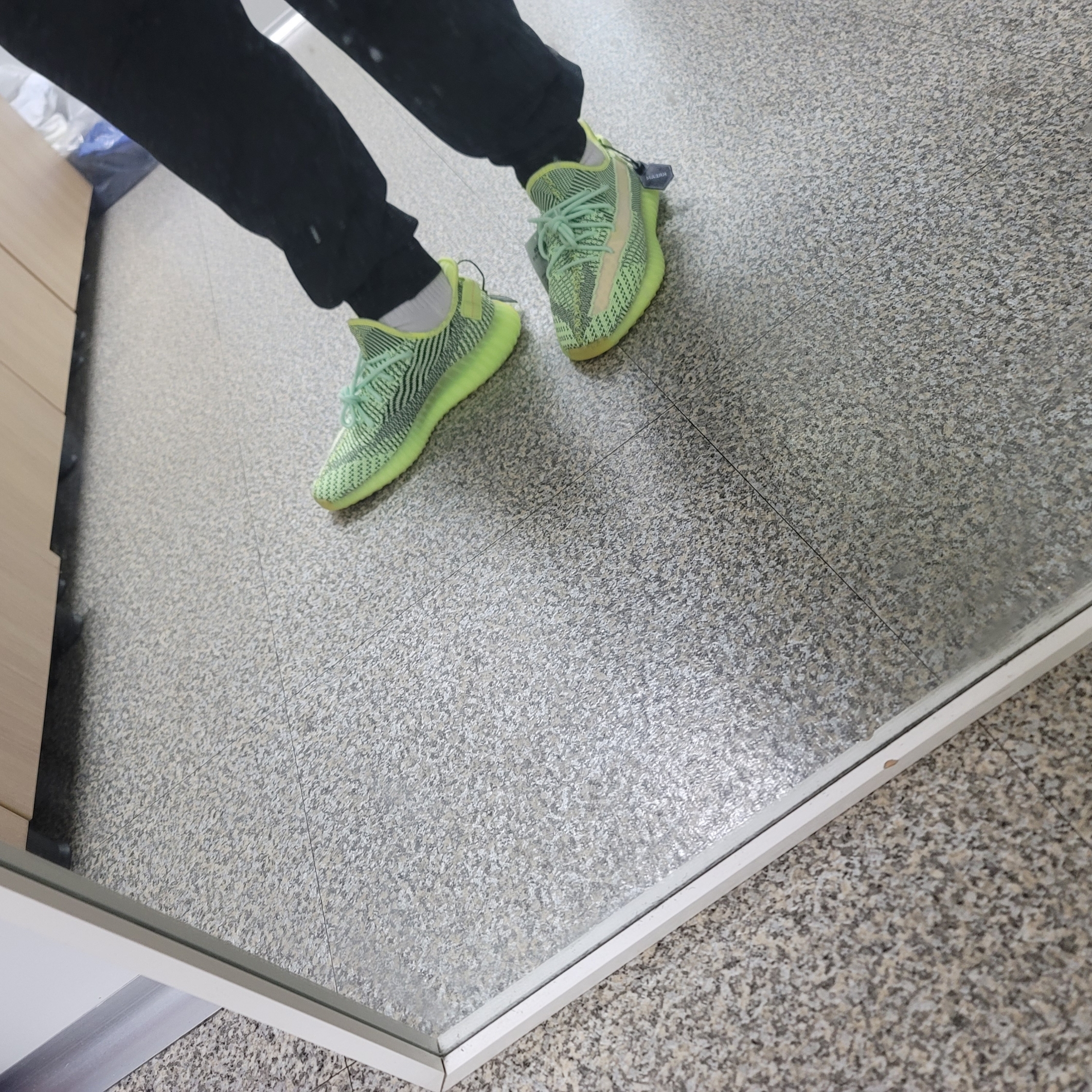 Adidas Yeezy Boost 350 V2 Yeezreel - Non-Reflective 착용 스타일 - 2