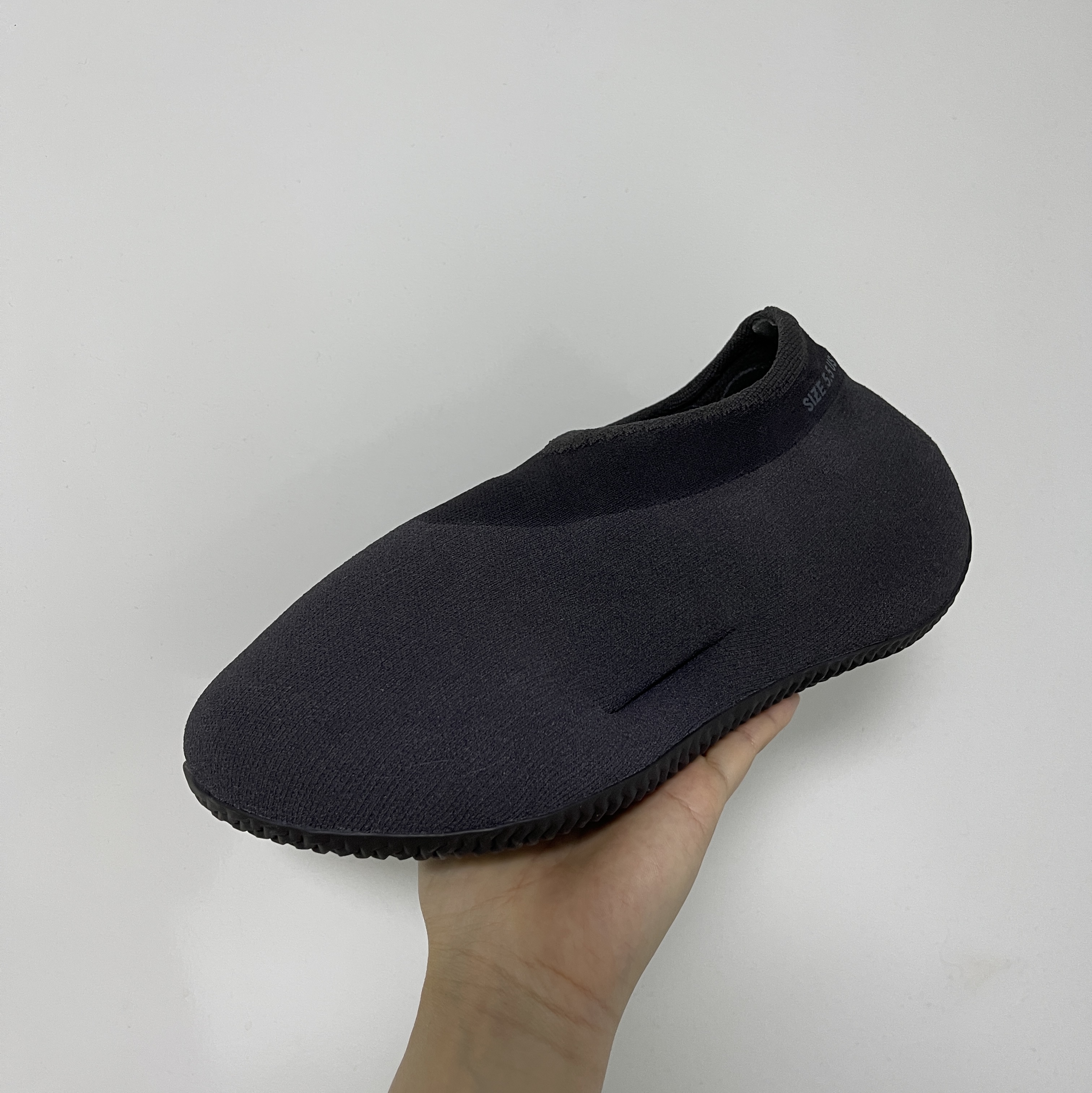 Adidas Yeezy Knit RNR Fade Onyx 착용 스타일 - 1