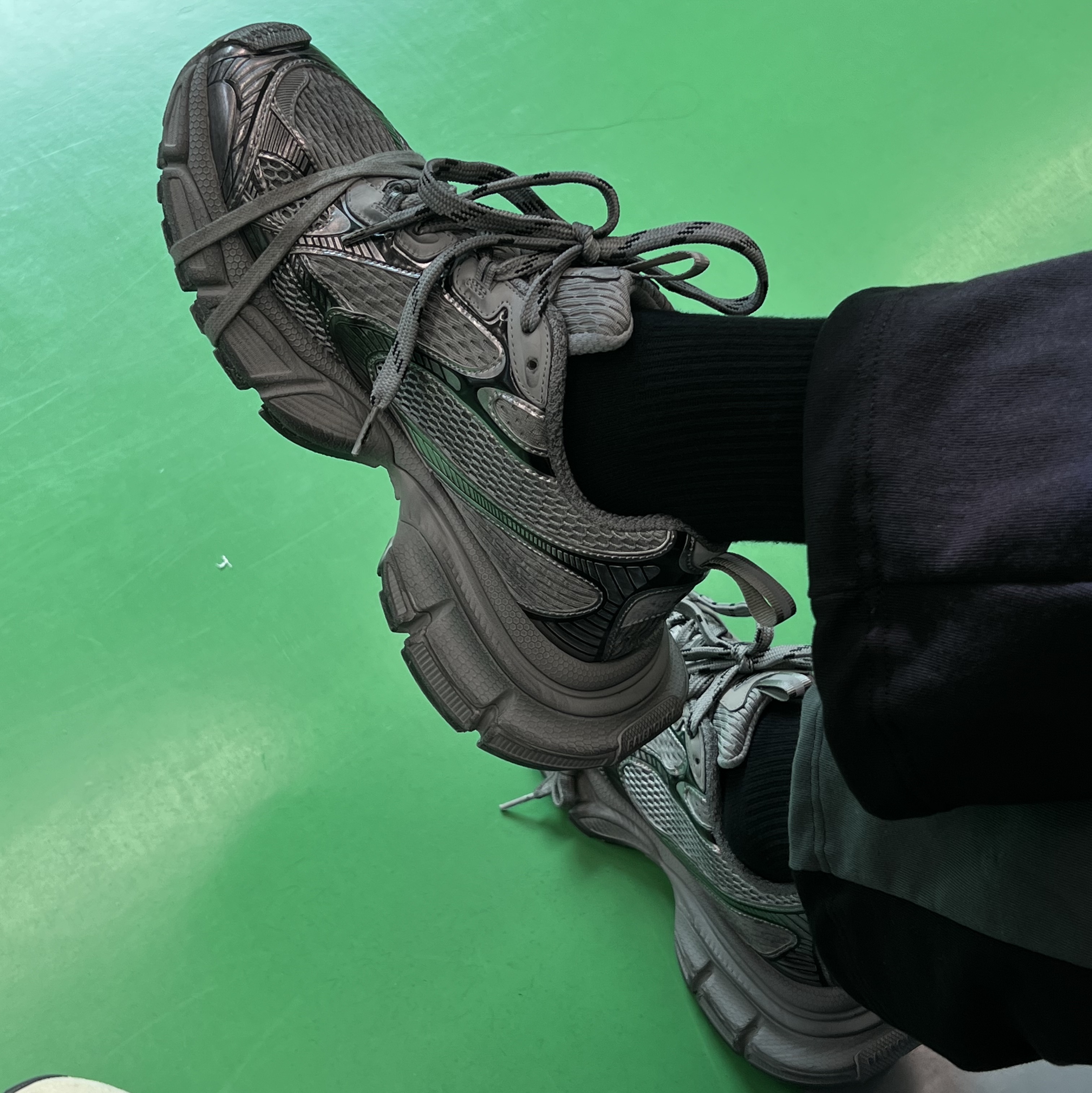 Balenciaga 3XL Sneakers Grey Black 착용 스타일