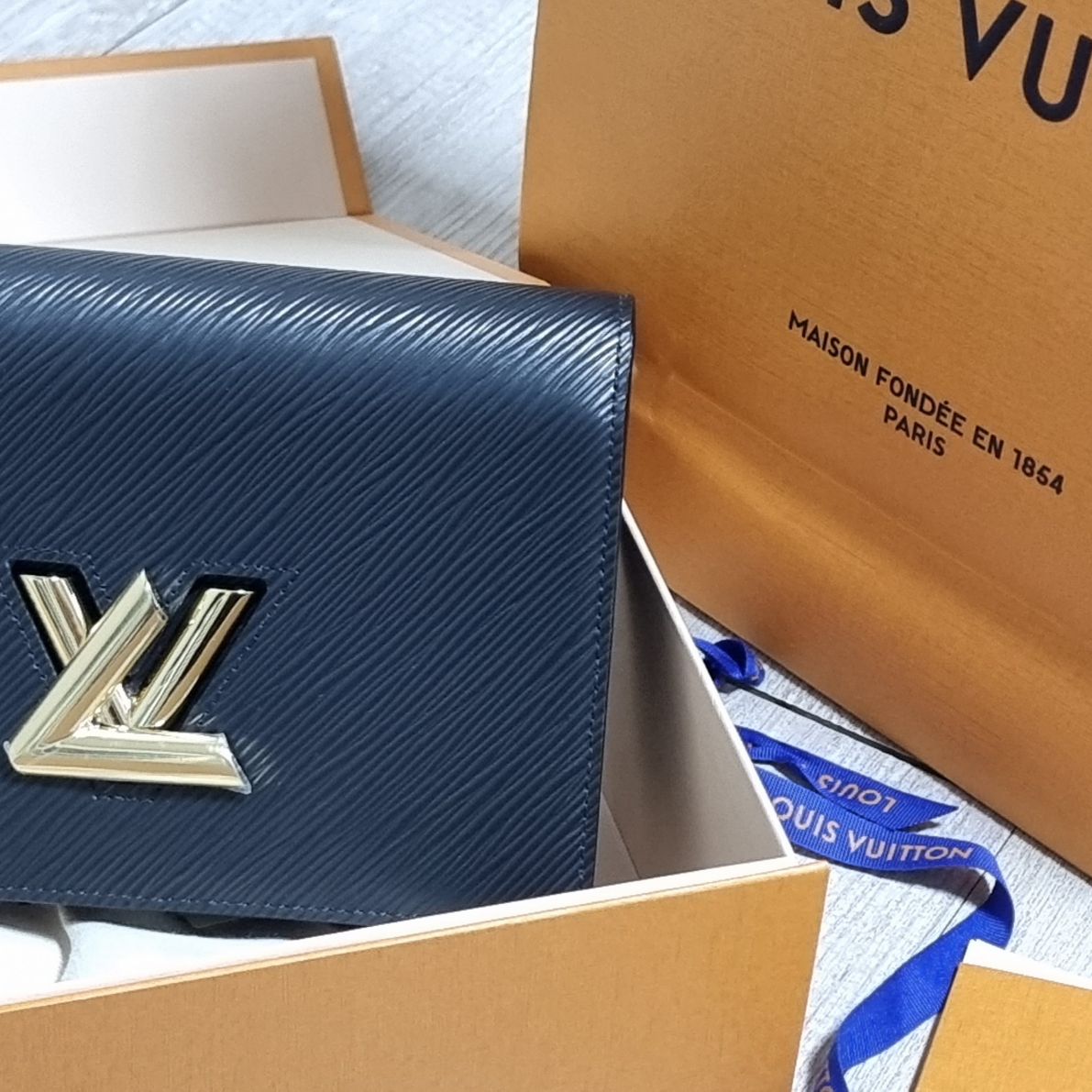 Louis Vuitton Twist Belt Chain Wallet Epi Black Gold 착용 스타일