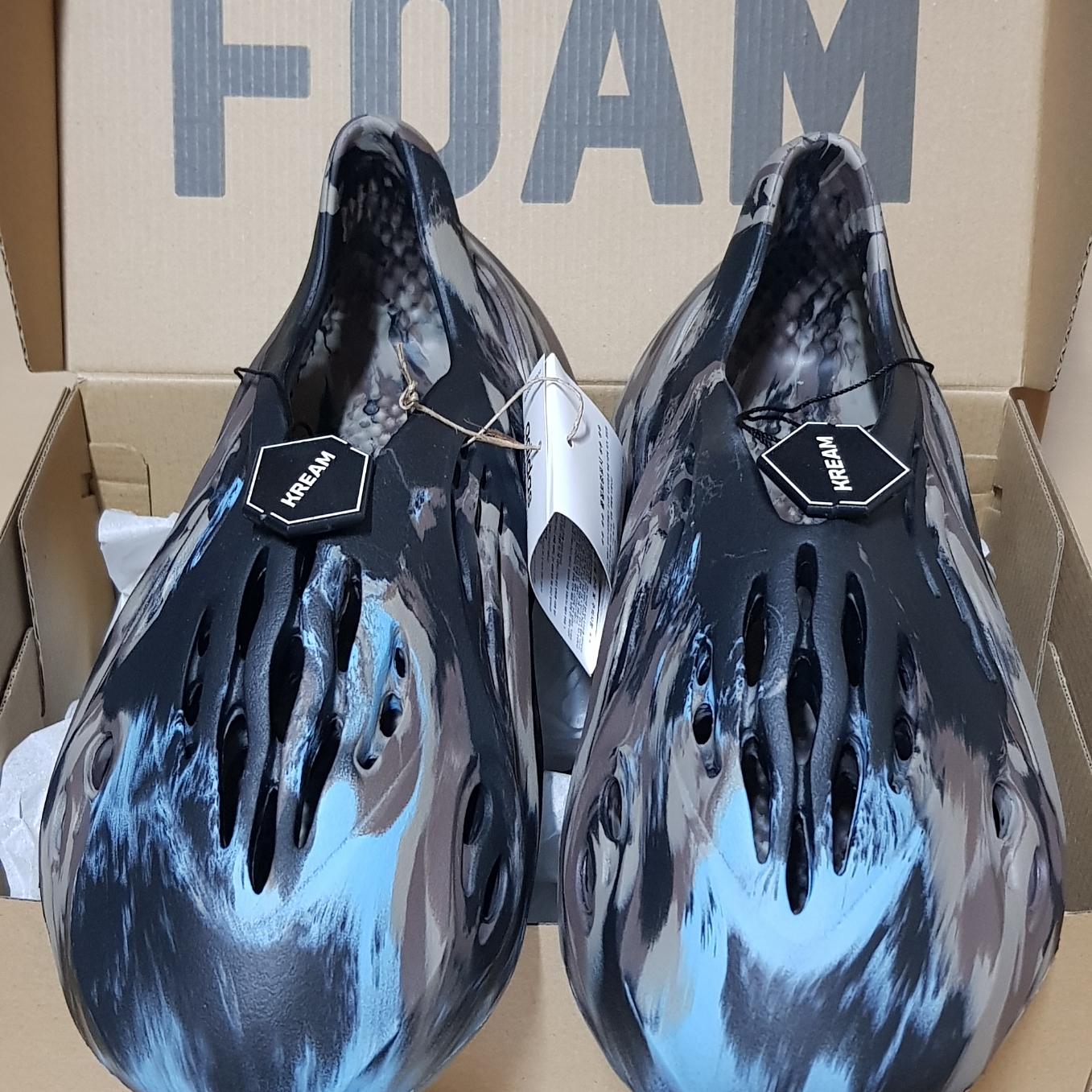 Adidas Yeezy Foam RNNR MX Cinder 착용 스타일