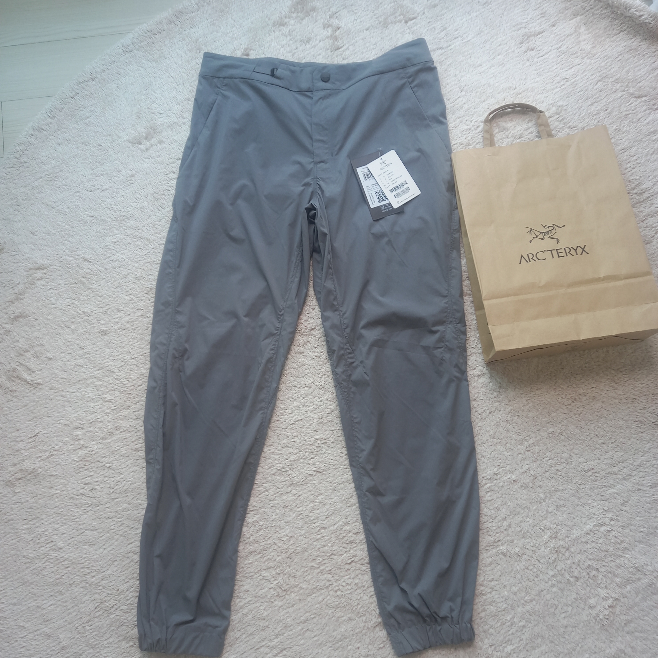 Arc'teryx Acrople Jogger Black 착용 스타일