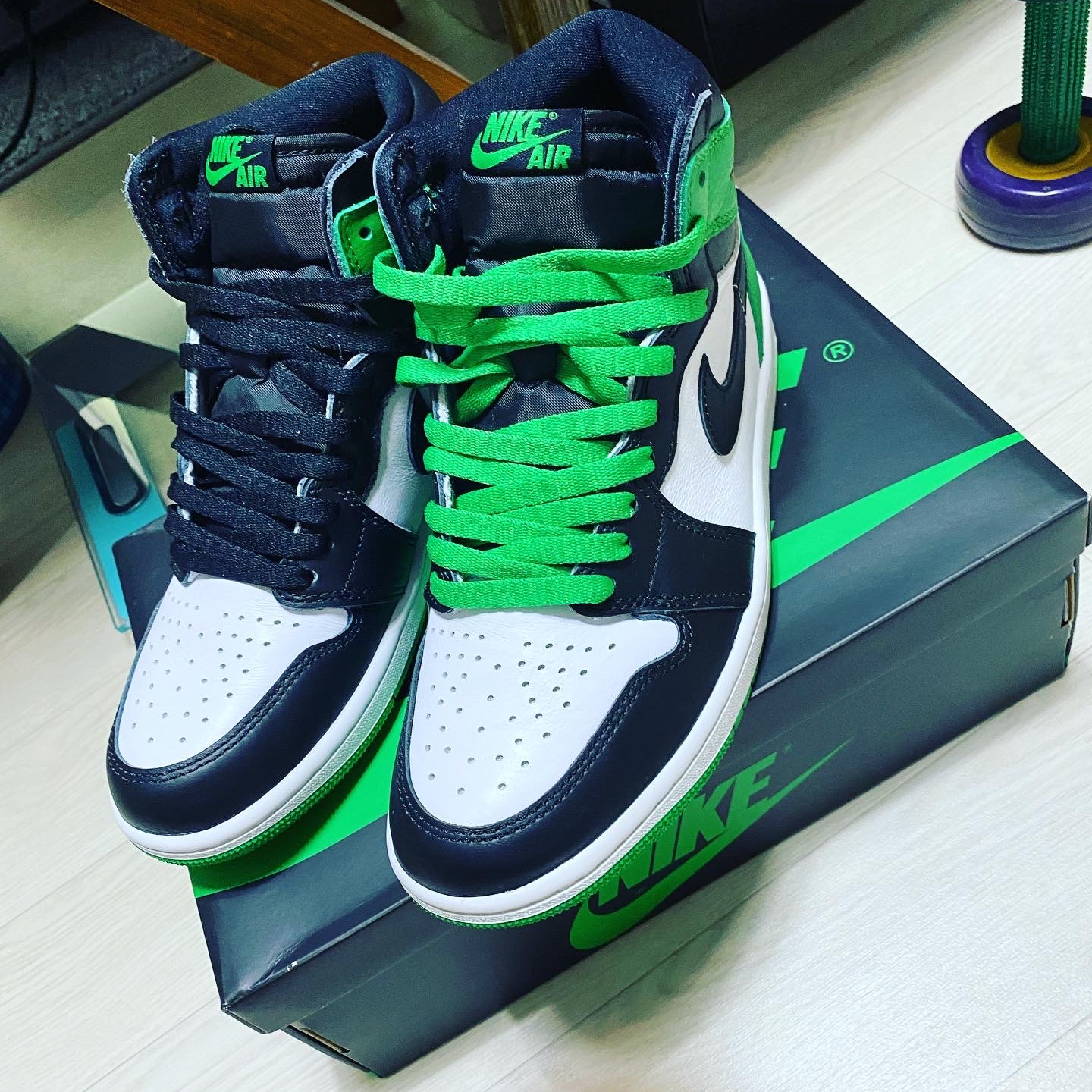 Jordan 1 Retro High OG Black and Lucky Green 착용 스타일 - 2
