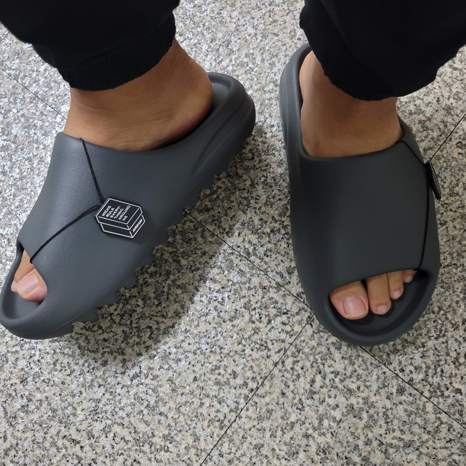 Adidas Yeezy Slide Slate Grey 착용 스타일 - 1