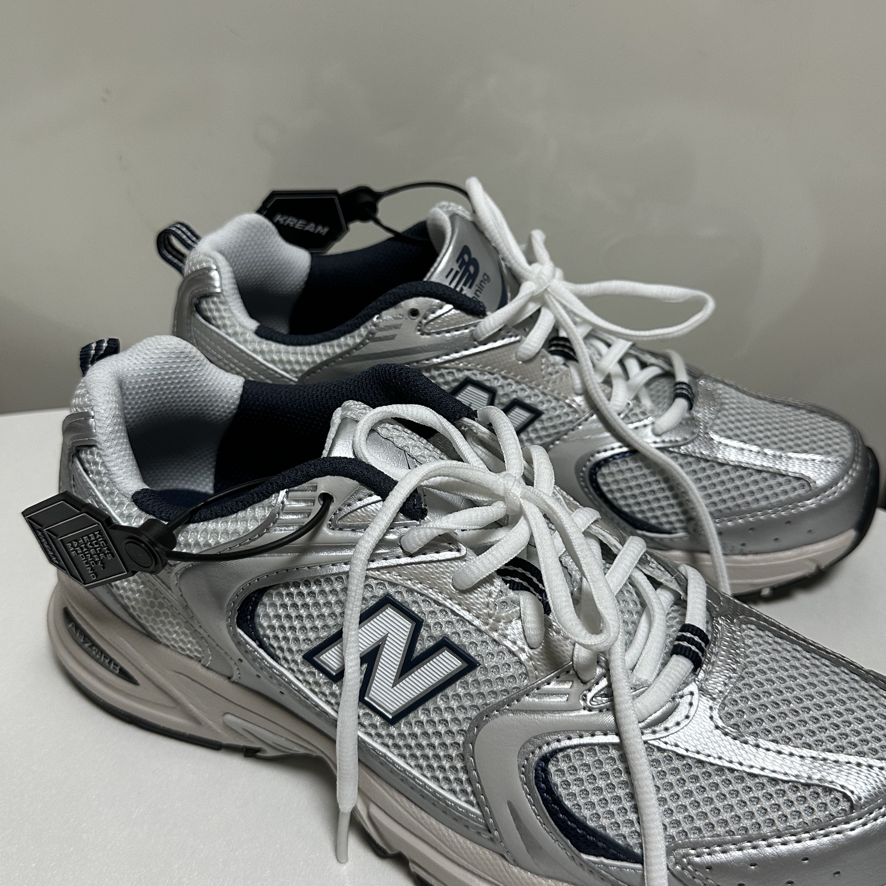 New Balance 530 Steel Grey 착용 스타일 - 1
