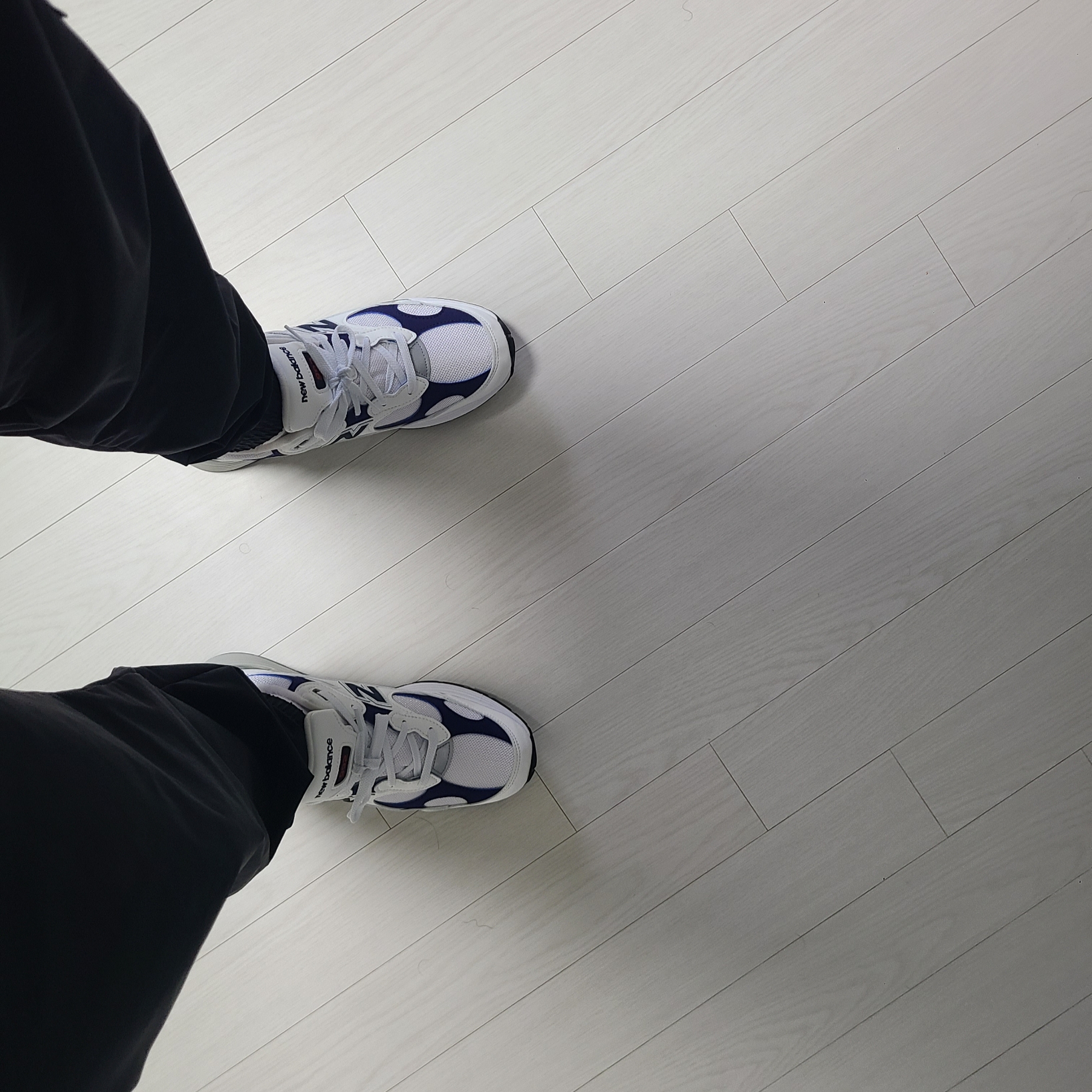 New Balance 992 Made in USA White Navy 착용 스타일