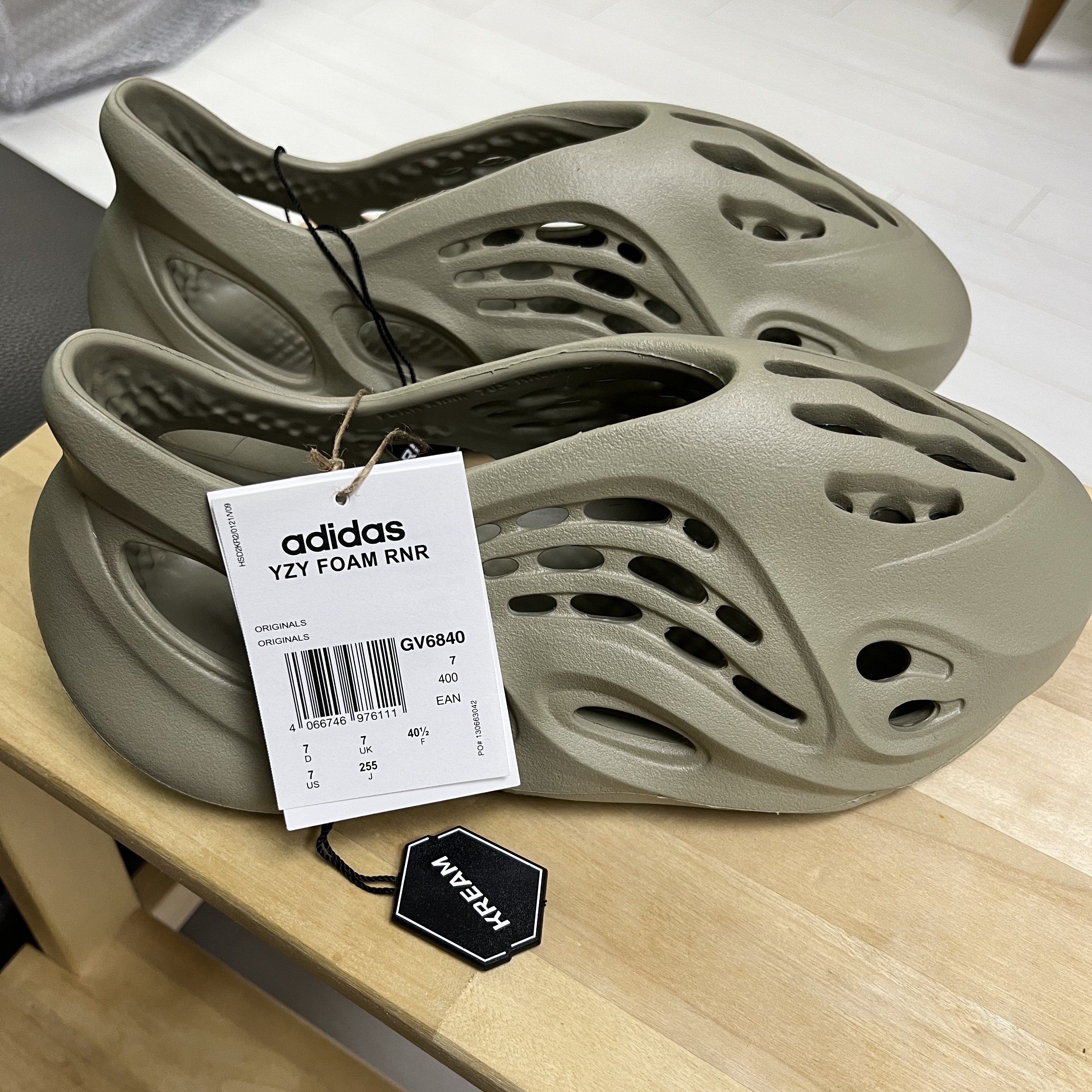 Adidas Yeezy Foam RNNR Stone Salt 착용 스타일