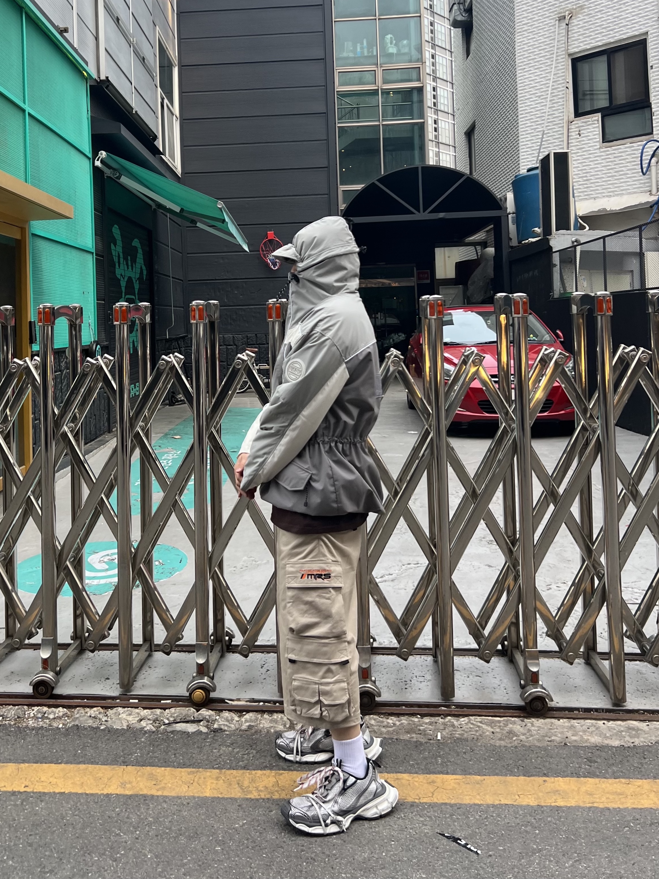 Balenciaga 3XL Sneakers Grey White Red 착용 스타일