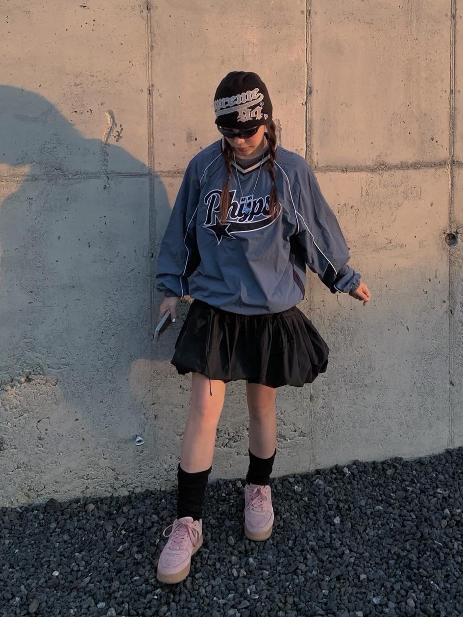 Supreme New Era Script Beanie Black - 22FW, Nike Air Force 1 '07 LV8 Suede Particle Pink Gum 착용 스타일 - 2