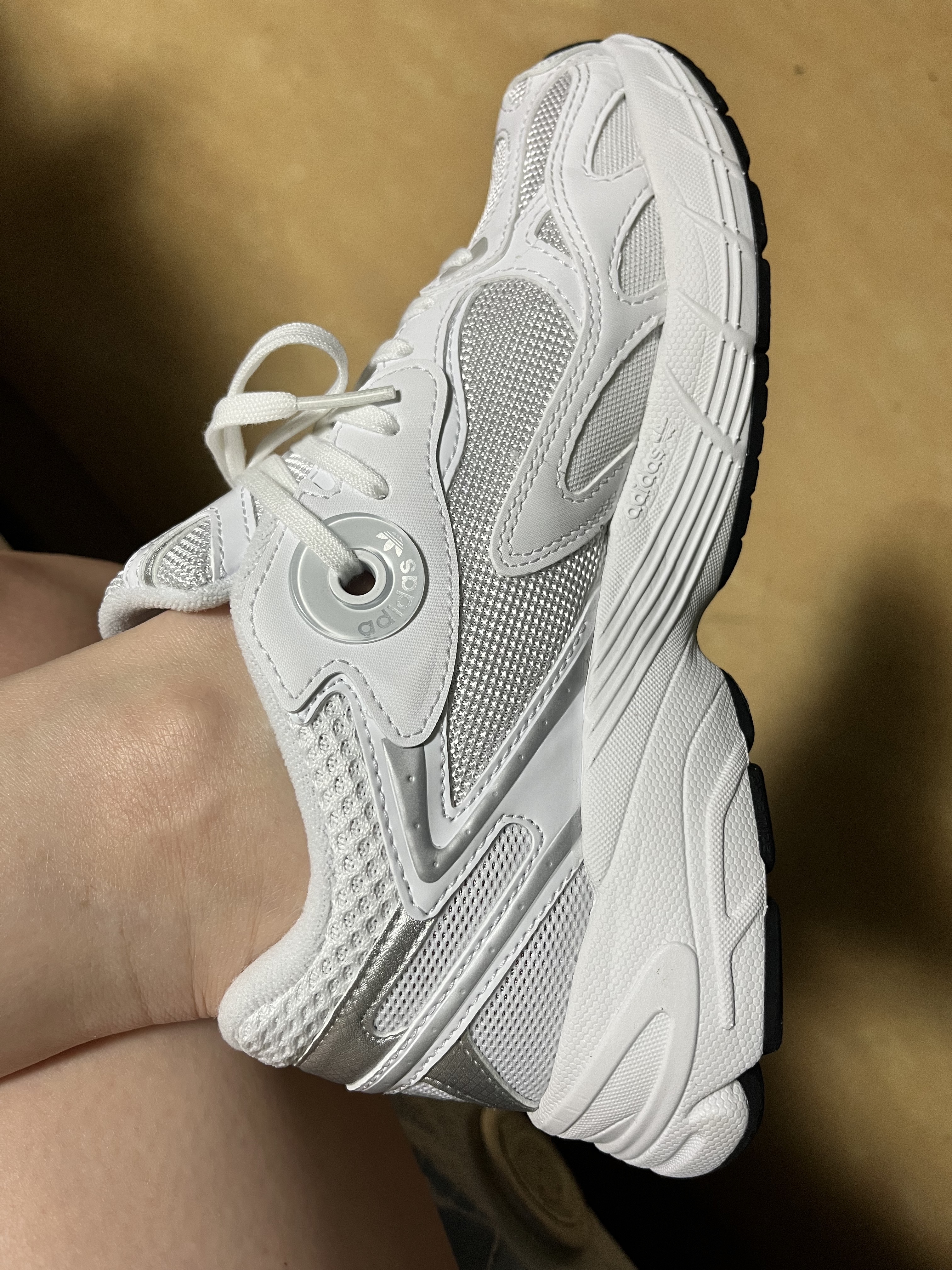 (W) Adidas Astir Cloud White Silver Metallic 착용 스타일 - 2
