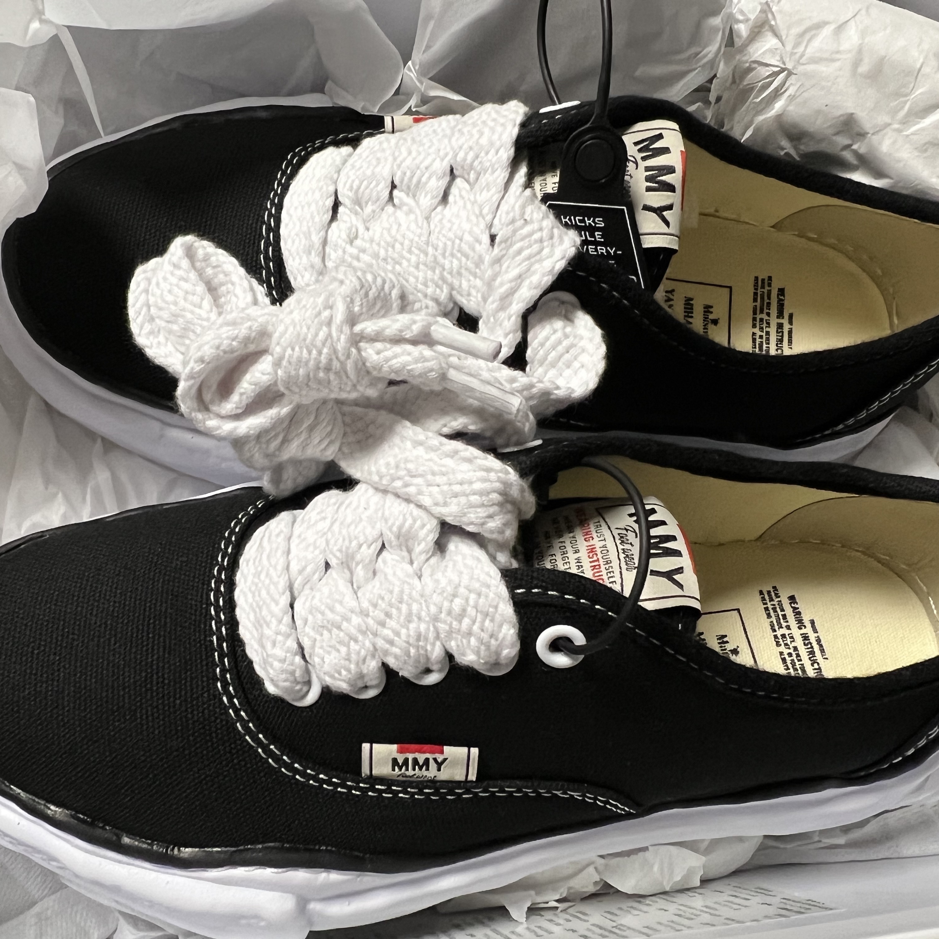 Maison Mihara Yasuhiro Baker OG Sole Canvas Low Cut Sneakers Black 착용 스타일 - 2