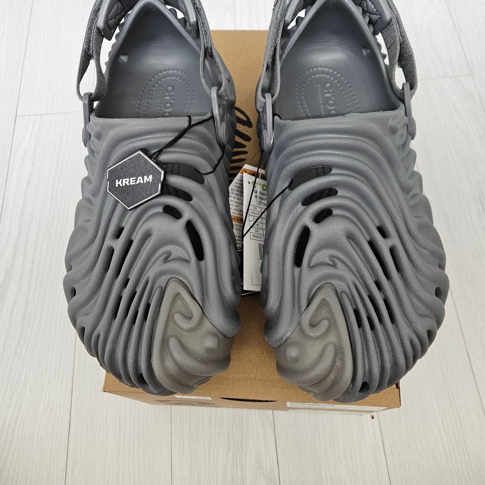 Crocs x Salehe Bembury Pollex Clog Niagara 착용 스타일 - 2