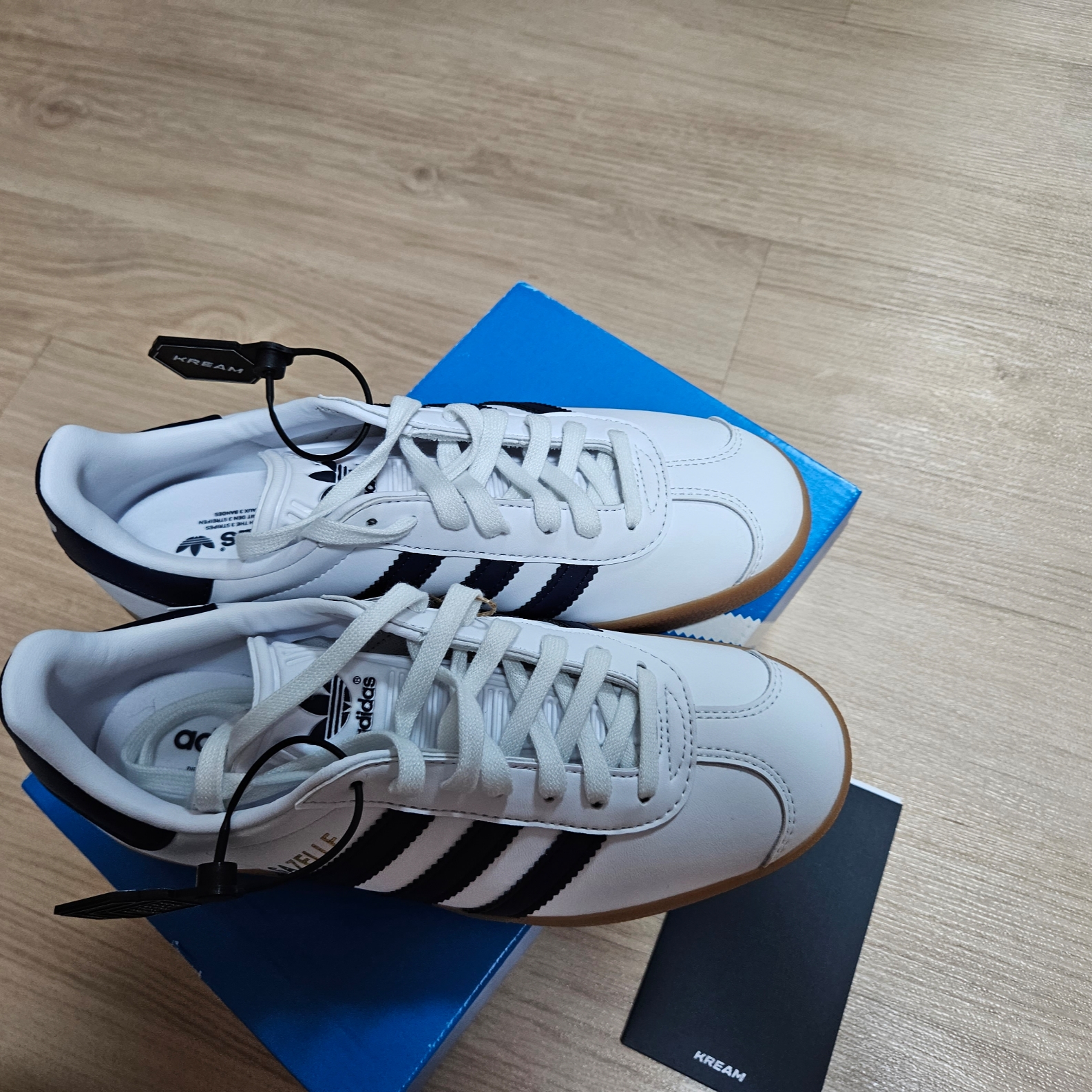Adidas Gazelle White Collegiate Navy 착용 스타일