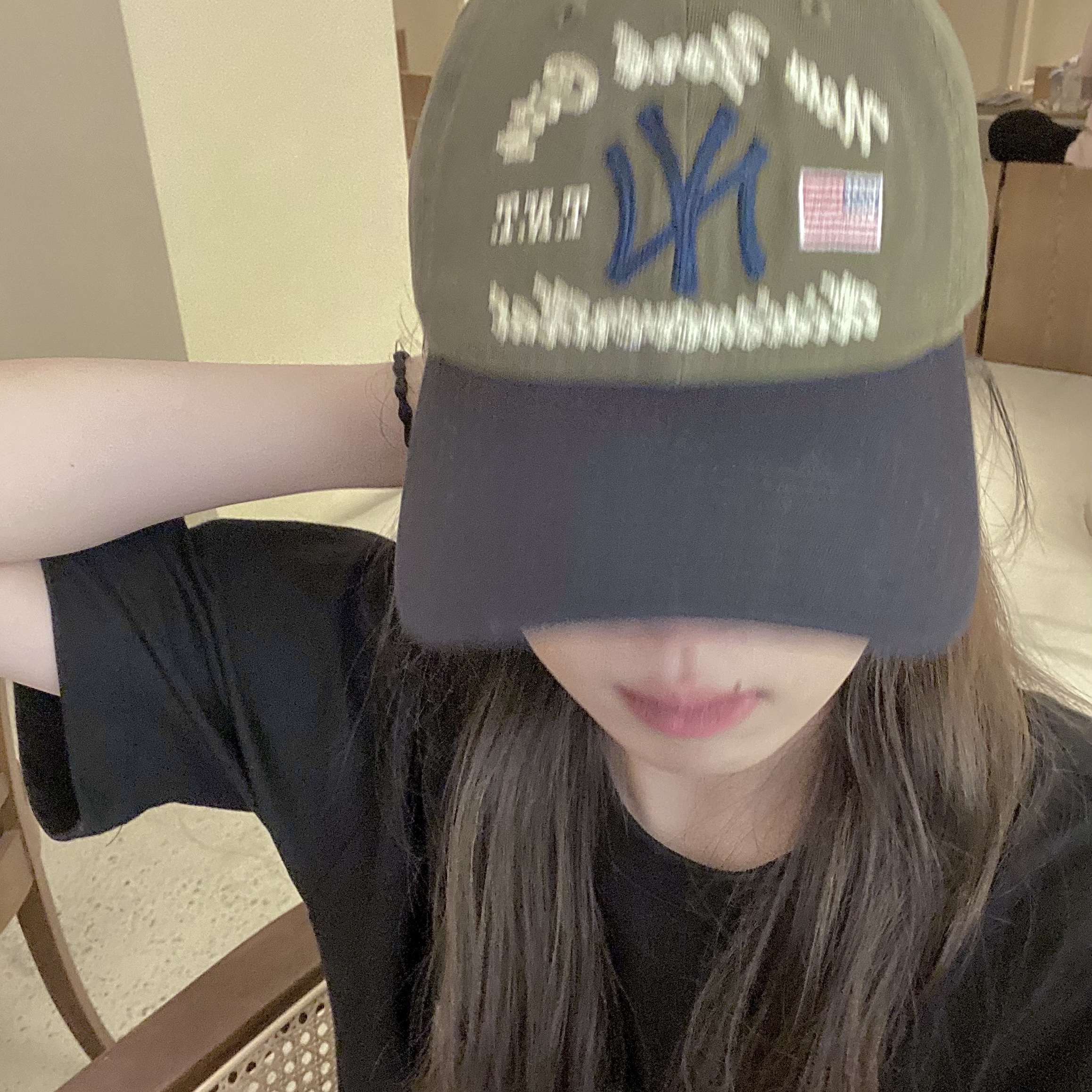 디스이즈네버댓 x 뉴에라 x MLB 뉴욕 양키스 언스트럭처 볼캡 모스 네이비 착용 스타일 - 2