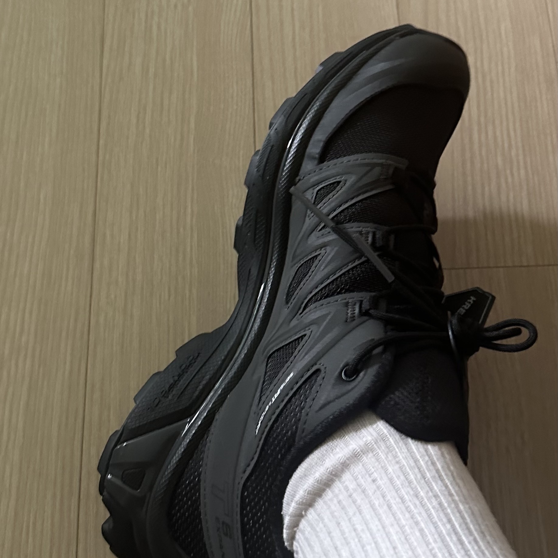 Salomon XT-6 Expanse Black Ebony 착용 스타일 - 1
