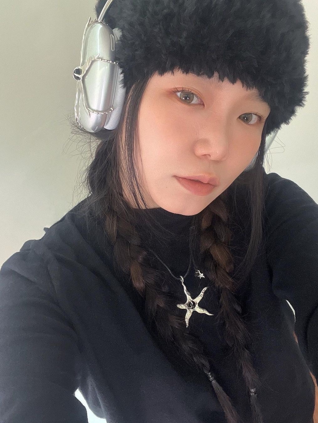 [KREAM 단독 / 예약 배송] Clu. Sheriff Airpods Max Cover Onyx, [KREAM 단독 / 예약 배송] Clu. Sheriff Necklace Onyx 착용 스타일 - 1