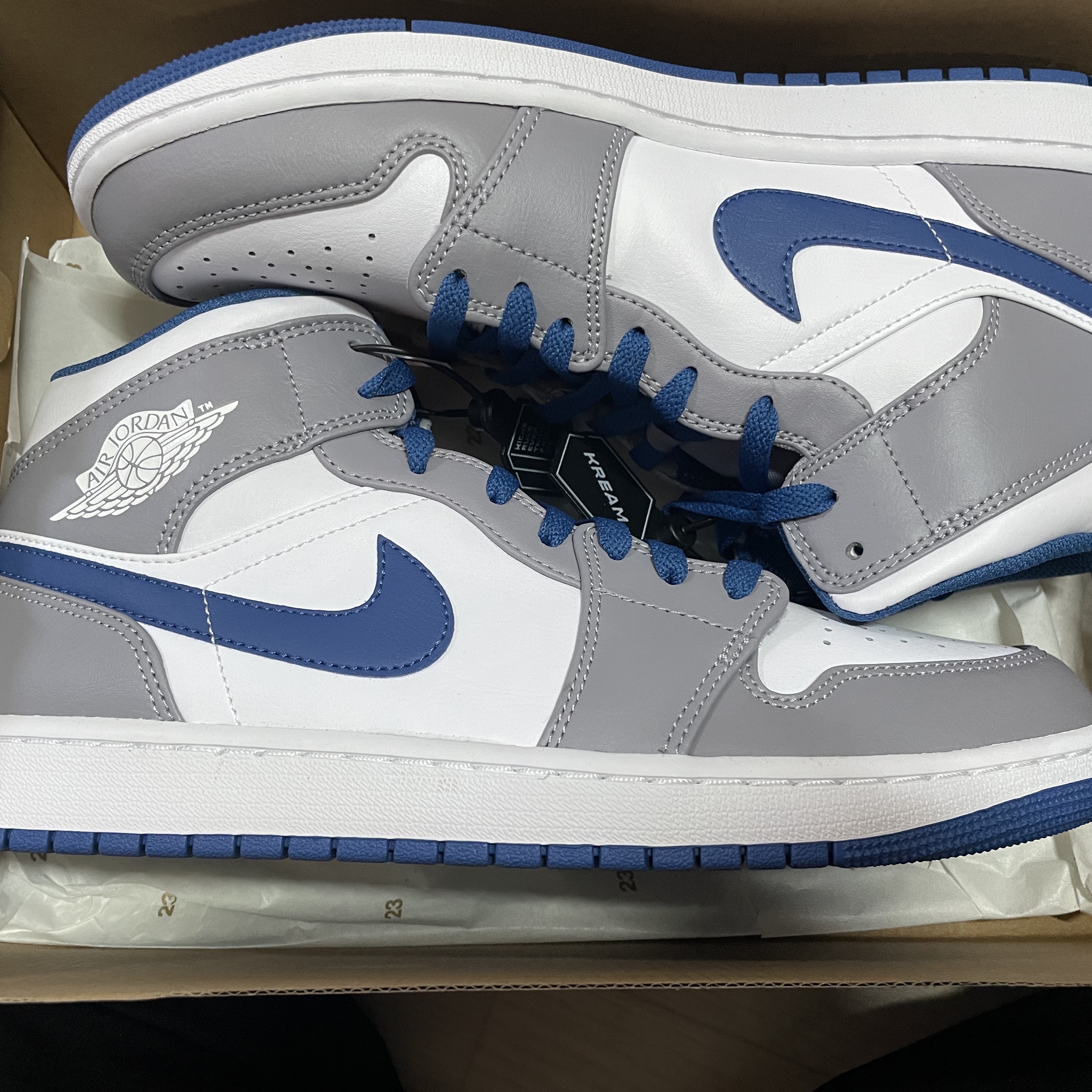 Jordan 1 Mid Cement Grey True Blue 착용 스타일 - 2
