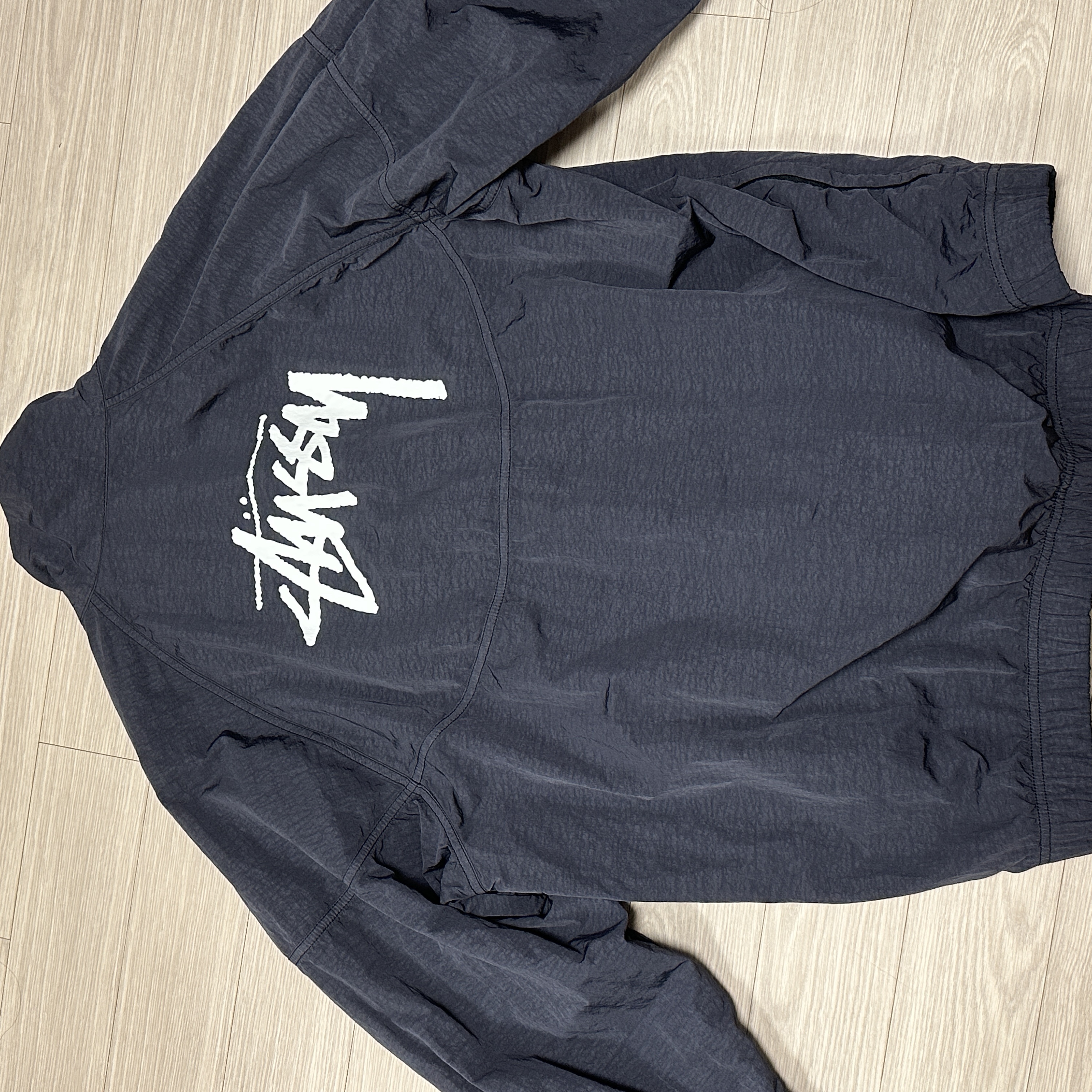 Nike x Stussy Windrunner Jacket Off Noir 착용 스타일 - 1