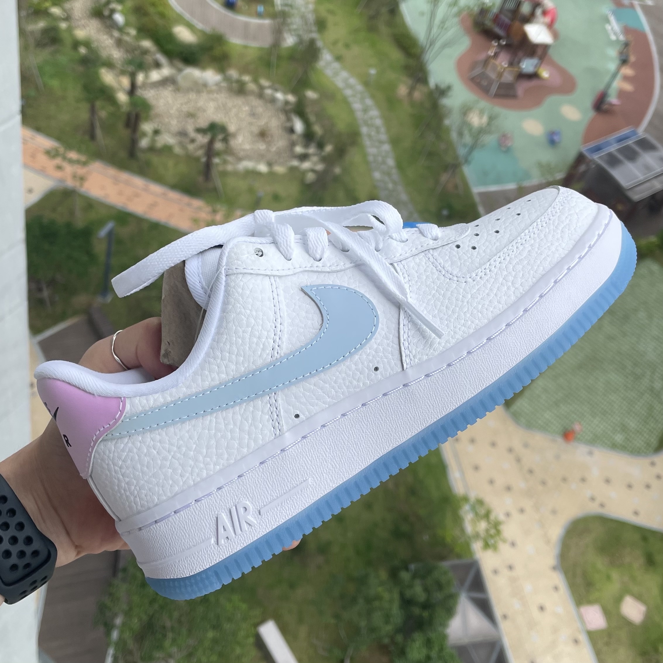 (W) Nike Air Force 1 '07 LX White University Blue 착용 스타일 - 2