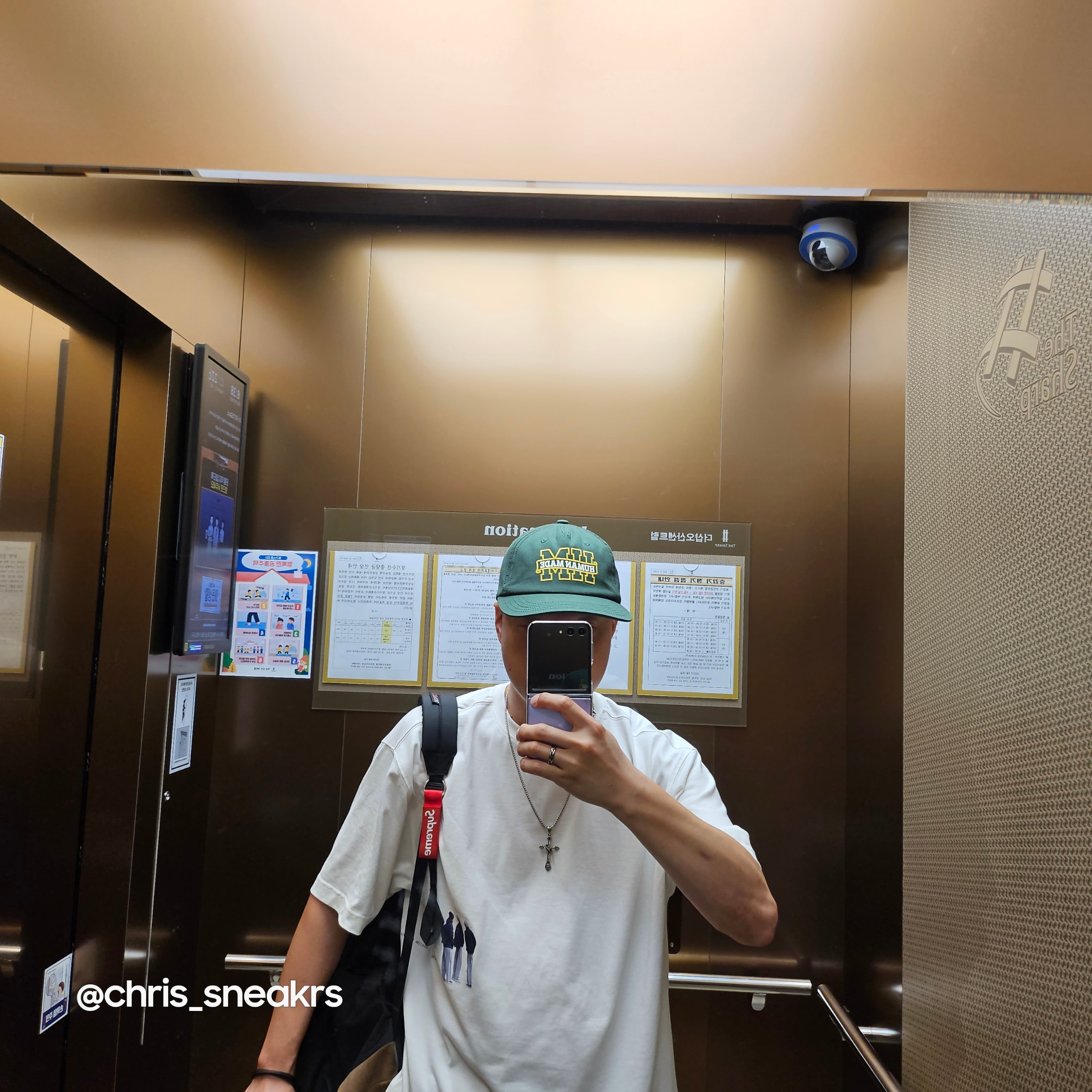 Supreme Washed Chino Twill Camp Cap Zebra - 22FW, Supreme Webbing Keychain Red - 23SS 착용 스타일 - 2